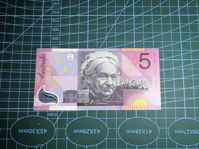 【炜奕收藏】，第五十一期 - 2001年澳大利亚5元纪念钞，UNC品相，AA01冠