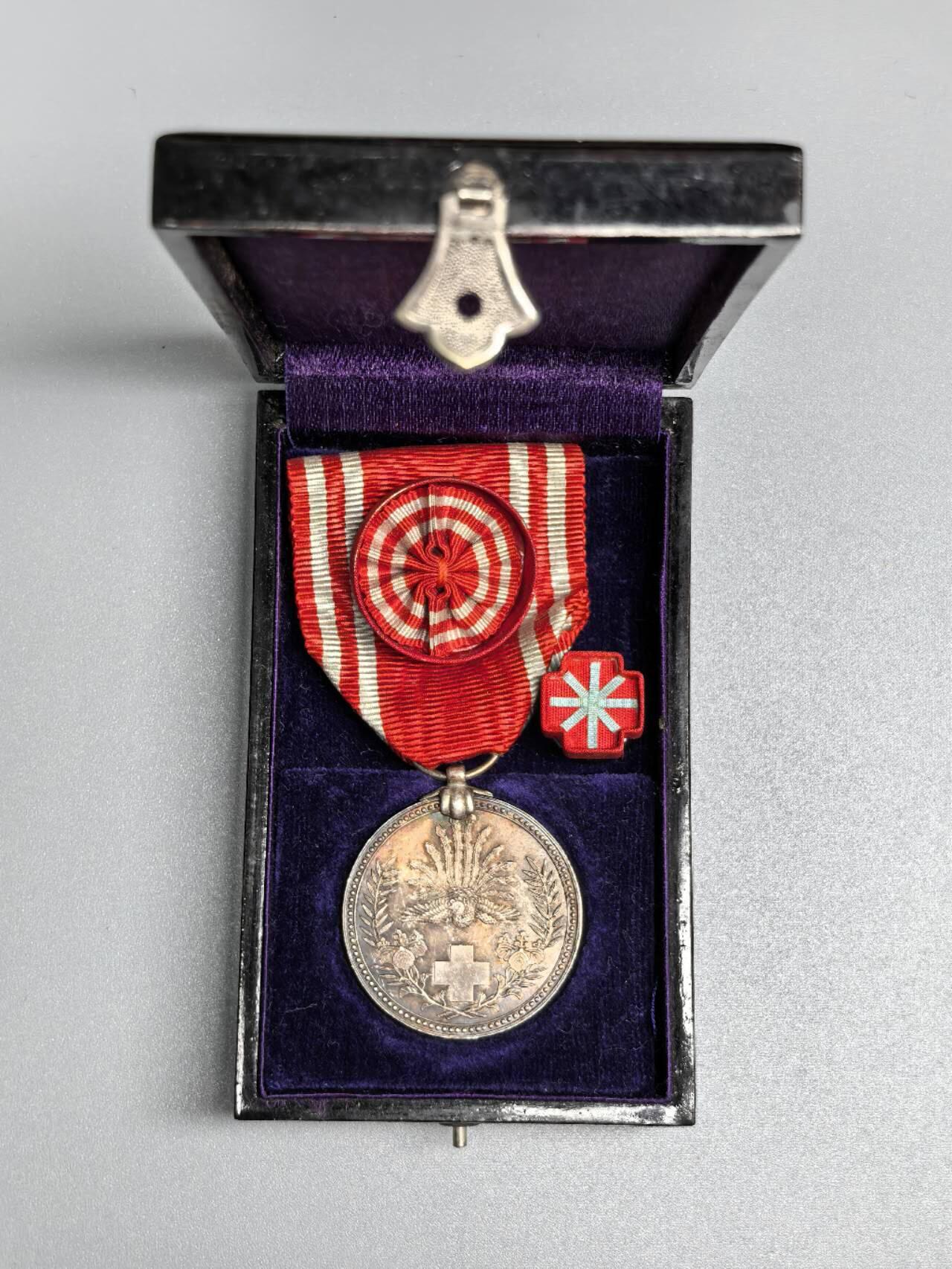 小驴勋章奖章收藏11月22日周六晚六点拍卖（珍爱和平，收藏战争，铭记历史，勿忘国耻，忠党爱国。有偿代拍，送拍规则在简介最后，参拍须阅读规则后再参拍，关系到运费包装发货时效真假辨别等关键信息，拍卖时不再发原图，看大图店主微信码在拍卖店铺介绍里）