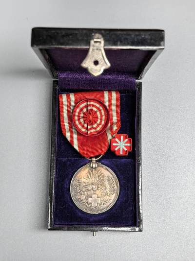 小驴勋章奖章收藏11月22日周六晚六点拍卖（珍爱和平，收藏战争，铭记历史，勿忘国耻，忠党爱国。有偿代拍，送拍规则在简介最后，参拍须阅读规则后再参拍，关系到运费包装发货时效真假辨别等关键信息，拍卖时不再发原图，看大图店主微信码在拍卖店铺介绍里） - 赤十字社特别会员章，早期大漆盒，银质