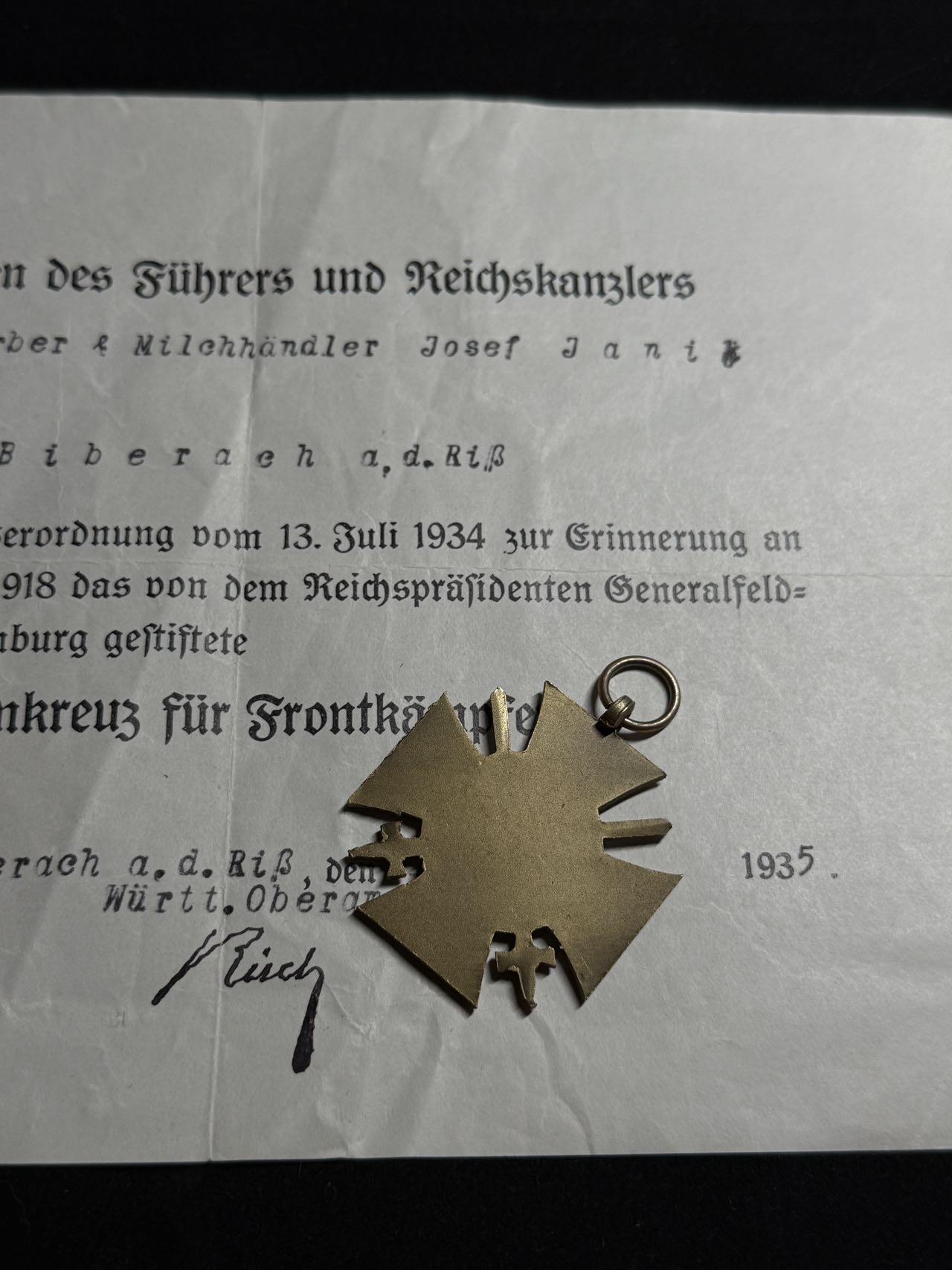 戎马世界章牌大赏第108期 德国兴登堡奖章，带证书，带剑版，右下角那枚疑似复刻