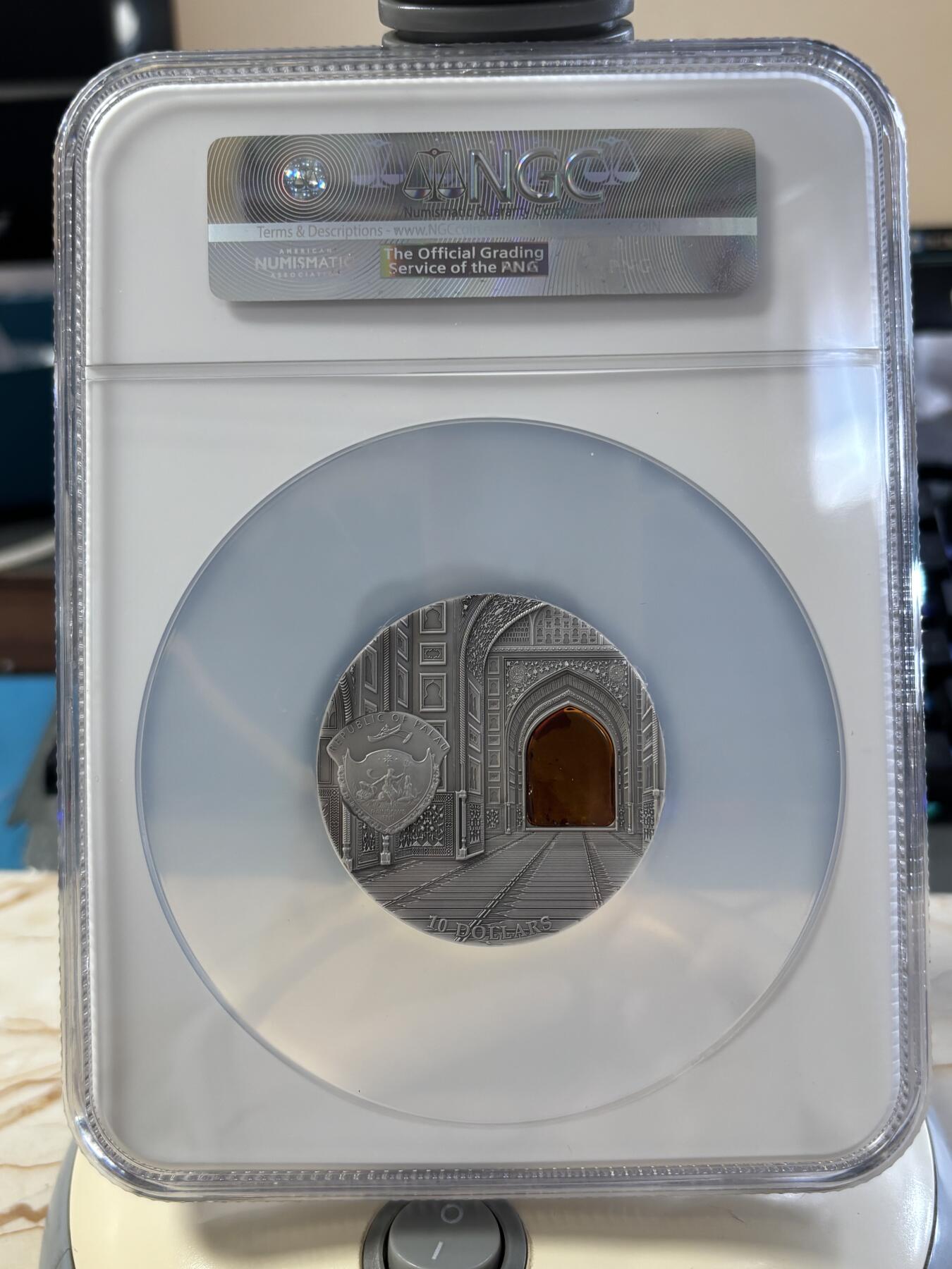 第182期拍卖 帕劳2014年矿物艺术琥珀镶嵌泰姬陵仿古银币NGC-MS69，2盎司，999银