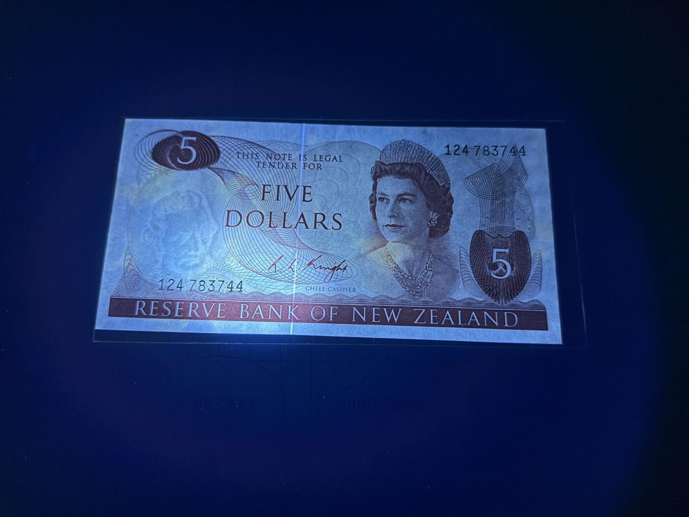 【炜奕收藏】，第五十一期 新西兰5元，大冠女王，品相如图