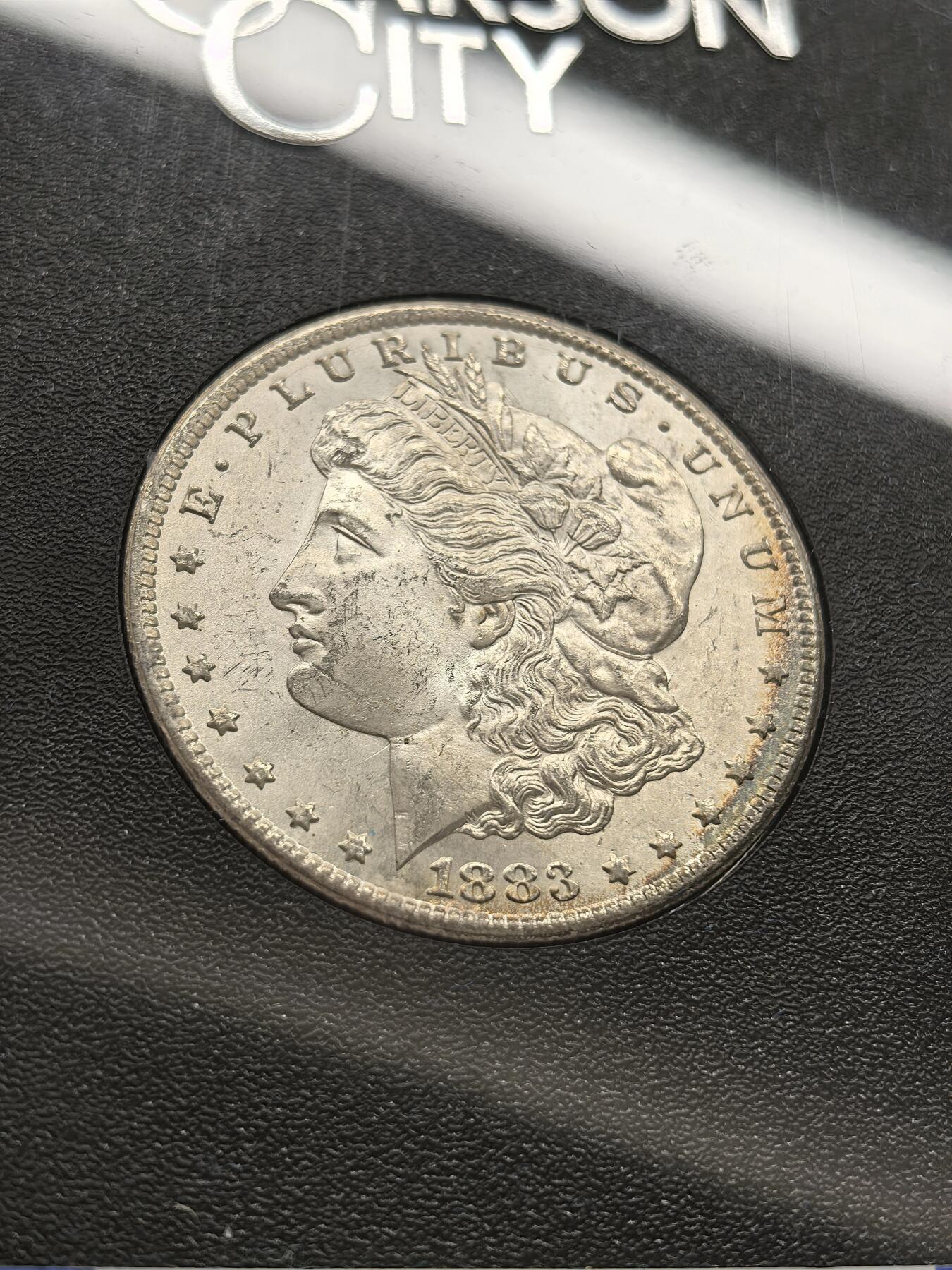 博洋堂藏家专场系列之美国钱币白金之夜专场暨第148期（全场包邮） NGC MS64 美国1883 CC 摩根 卡森厂 GSA大封装 附原盒及证书 人像面月牙形彩虹包浆 高分难得 十字转光