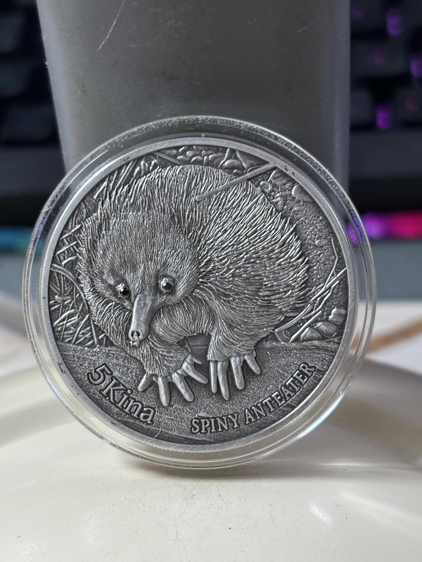 第182期拍卖 巴布亚新几内亚2012年动物针鼹食蚁兽镶黑钻石银币，999银，发行1000枚