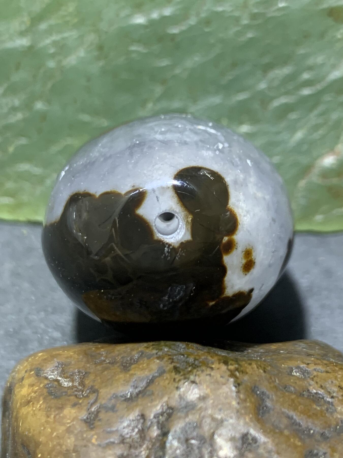 精美冰飘红黑料战国红玛瑙随形大勒子一颗！