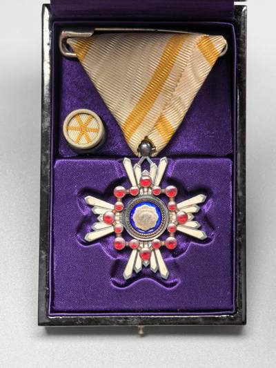 小驴勋章奖章收藏11月22日周六晚六点拍卖（珍爱和平，收藏战争，铭记历史，勿忘国耻，忠党爱国。有偿代拍，送拍规则在简介最后，参拍须阅读规则后再参拍，关系到运费包装发货时效真假辨别等关键信息，拍卖时不再发原图，看大图店主微信码在拍卖店铺介绍里） - 勋六等瑞宝章带盒带略，银质七宝烧