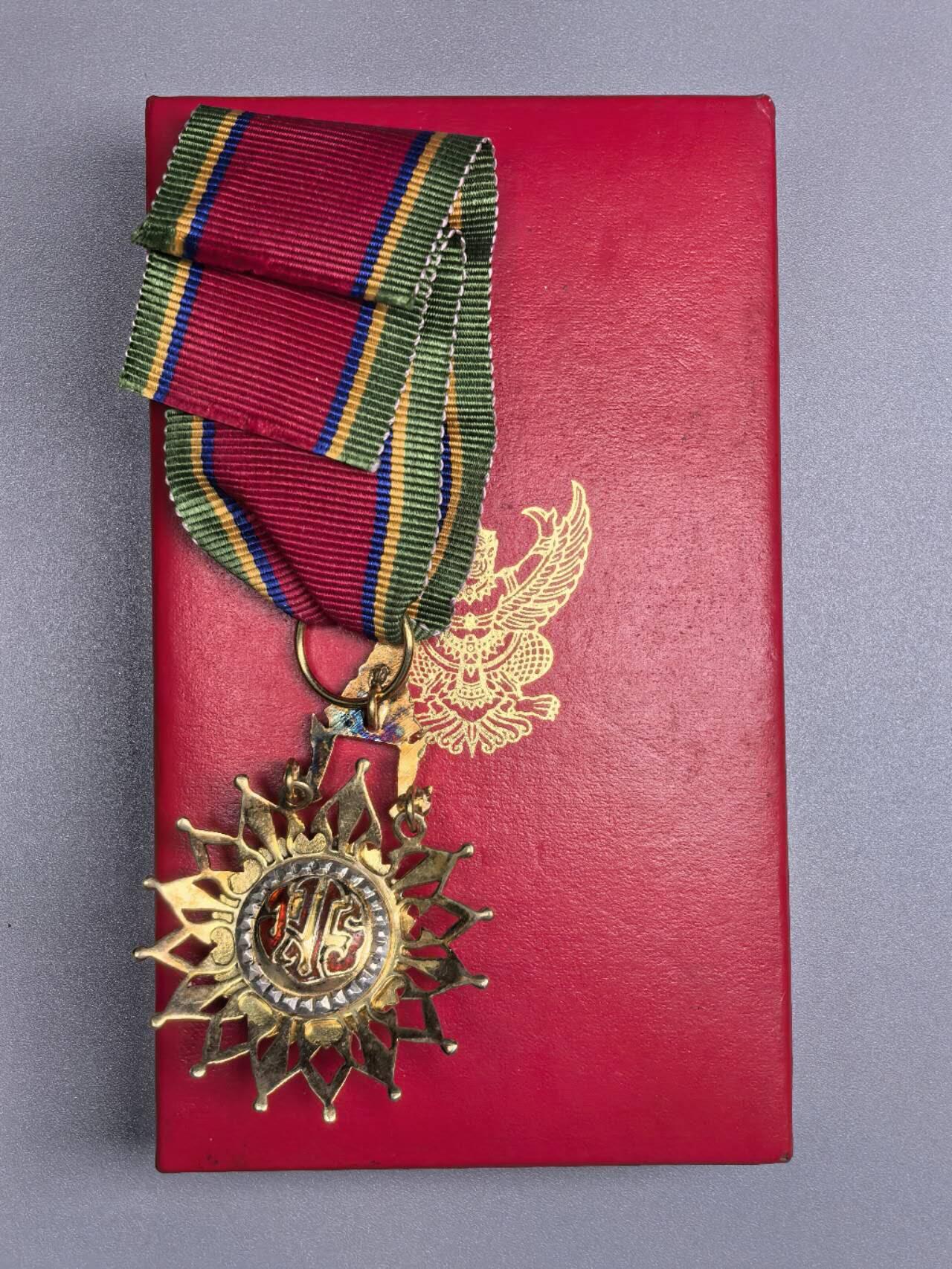 小驴勋章奖章收藏11月22日周六晚六点拍卖（珍爱和平，收藏战争，铭记历史，勿忘国耻，忠党爱国。有偿代拍，送拍规则在简介最后，参拍须阅读规则后再参拍，关系到运费包装发货时效真假辨别等关键信息，拍卖时不再发原图，看大图店主微信码在拍卖店铺介绍里） 泰国白象勋章带盒