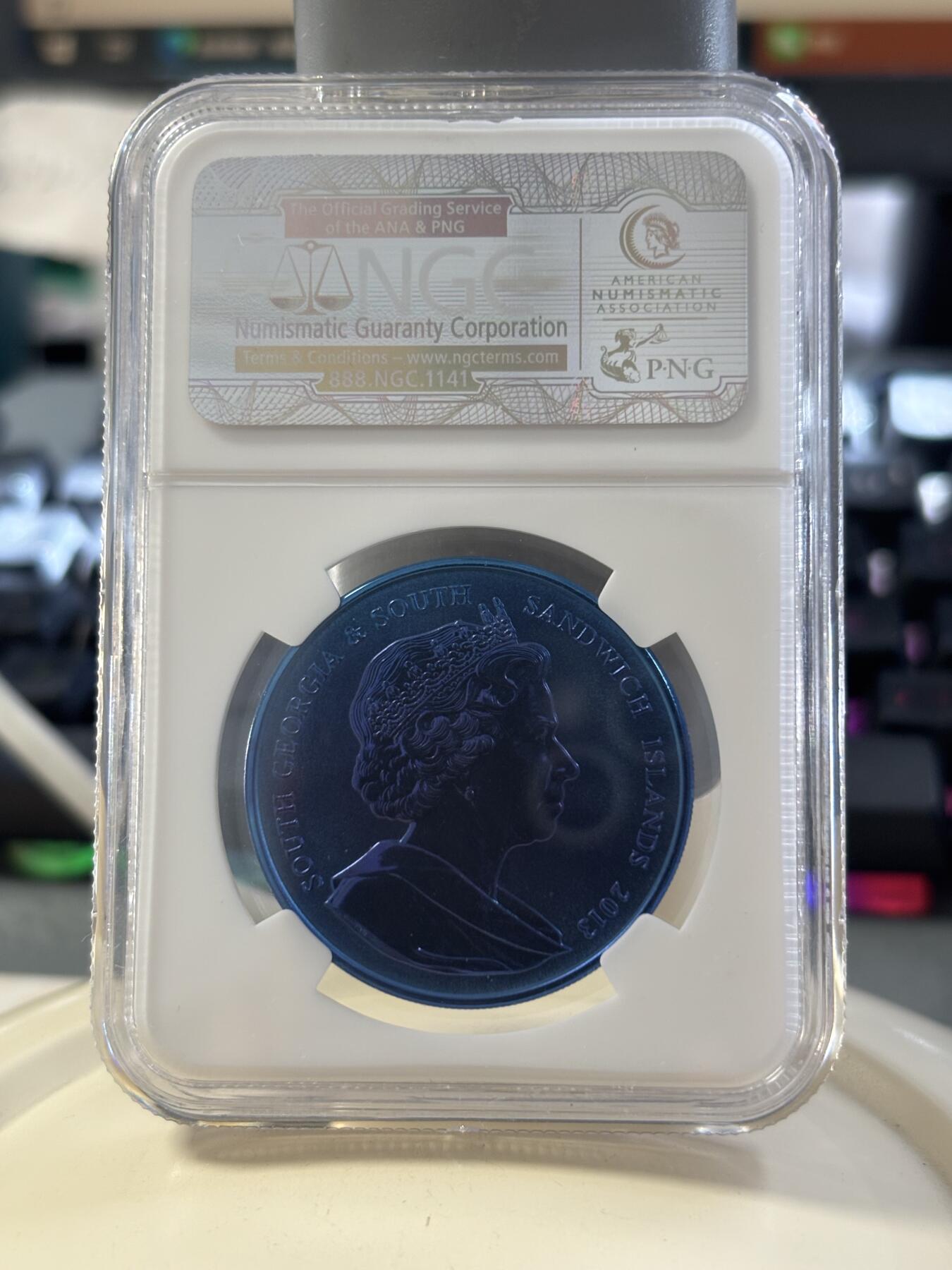 第182期拍卖 英国南乔治亚和南桑德韦奇群岛2013年蓝鲸钛金属纪念币NGC-PF69，10克