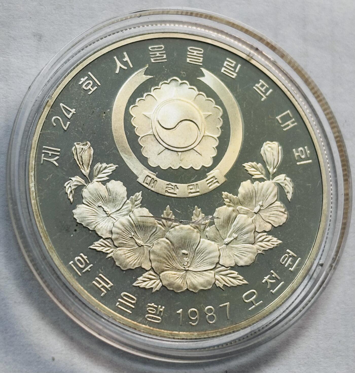 文馨钱币收藏第 282 场，【 长期接收代拍品】，加拿大老铜代用币，银币，德三系列场 全新韩国1988年5000元奥运会纪念精制银币 ，带壳子拍照，外壳花裂，银币完好无损