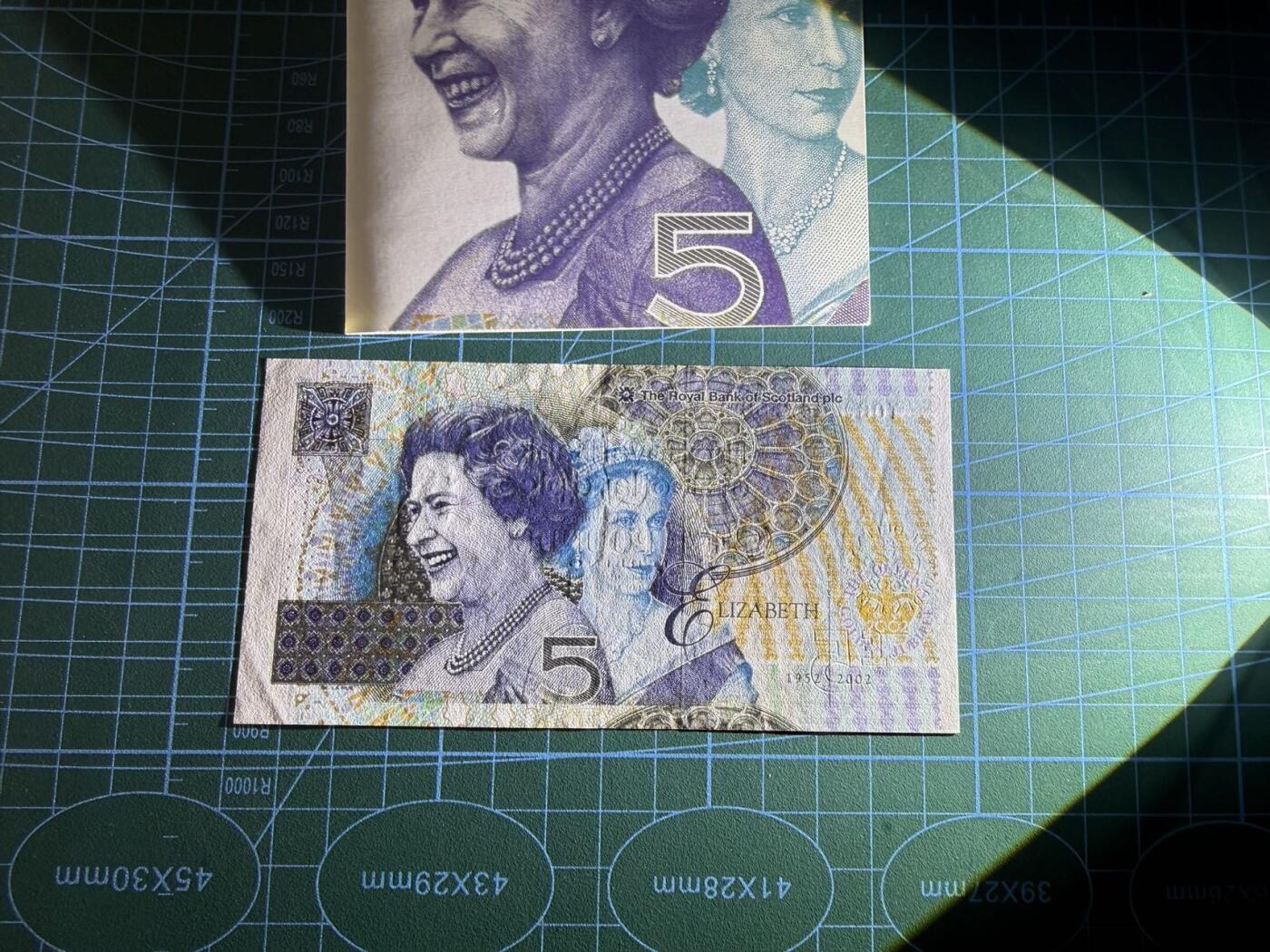 【炜奕收藏】，第五十一期 2002年苏格兰皇家银行5镑纪念钞，UNC-品相，局部压痕，带原装册
