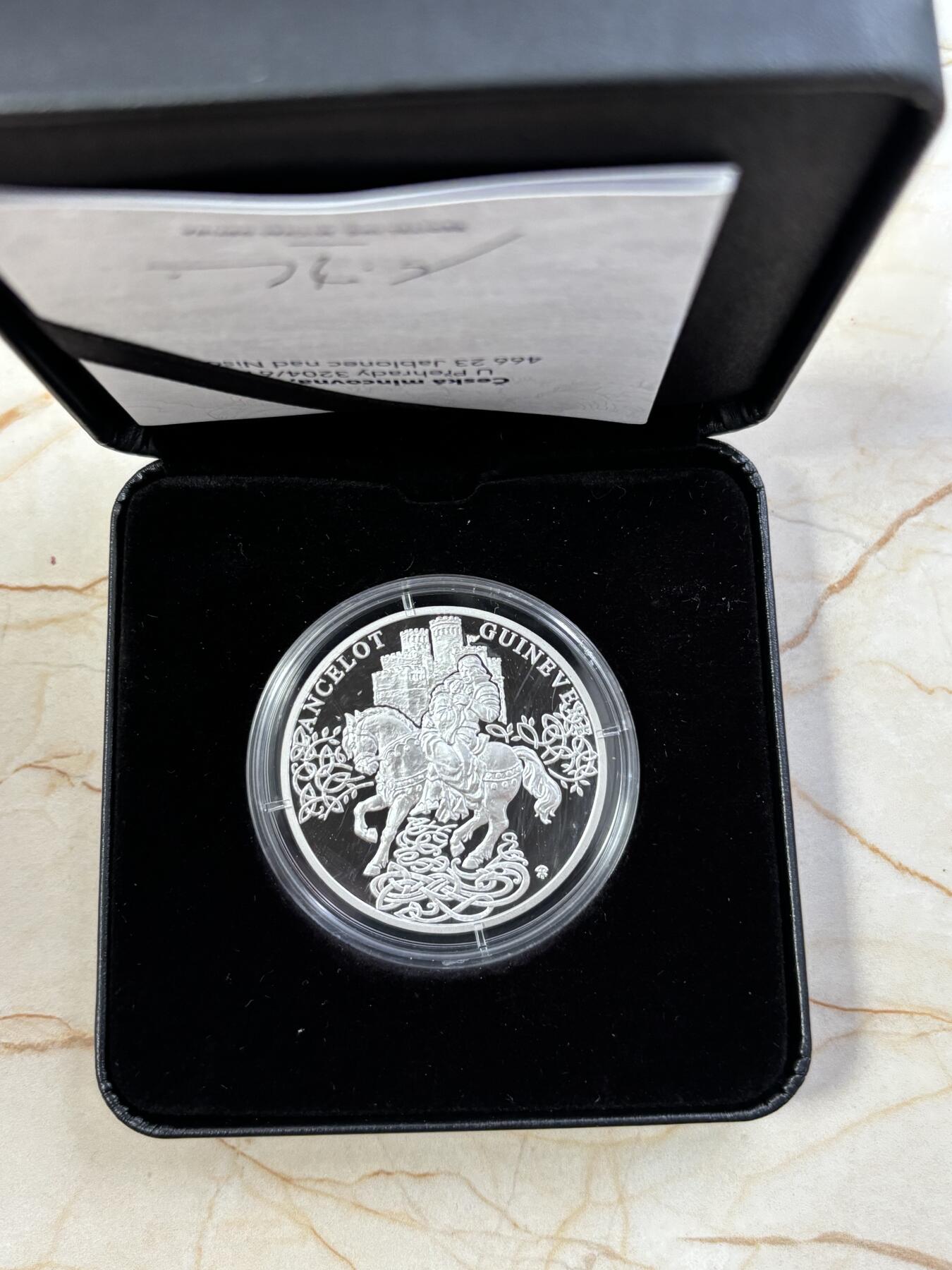 第182期拍卖 纽埃2021年兰斯洛特和吉尼维尔亚瑟王传奇纪念银币，999银，发行1000枚