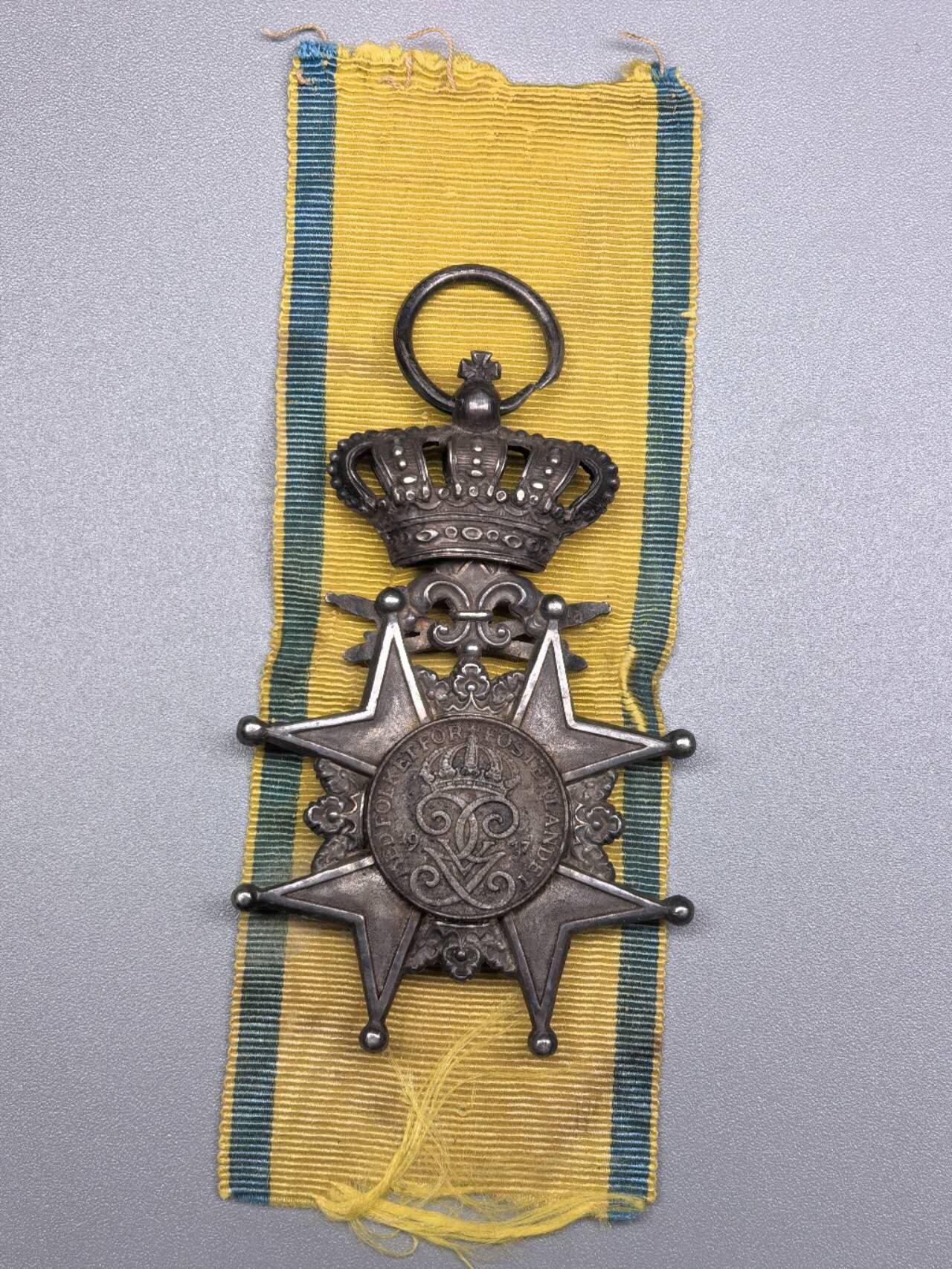 小驴勋章奖章收藏11月22日周六晚六点拍卖（珍爱和平，收藏战争，铭记历史，勿忘国耻，忠党爱国。有偿代拍，送拍规则在简介最后，参拍须阅读规则后再参拍，关系到运费包装发货时效真假辨别等关键信息，拍卖时不再发原图，看大图店主微信码在拍卖店铺介绍里） 瑞典骑士级宝剑勋章，背面替换钱币