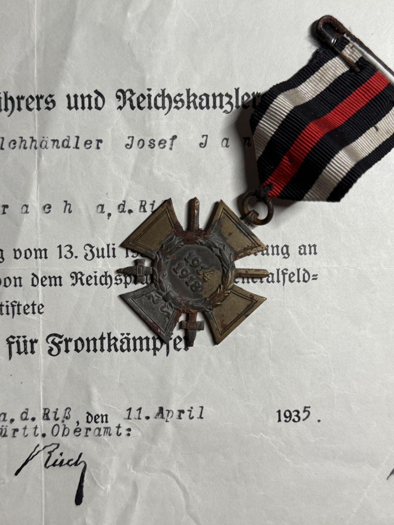 戎马世界章牌大赏第108期 德国兴登堡奖章，带证书，带剑版，右下角那枚疑似复刻