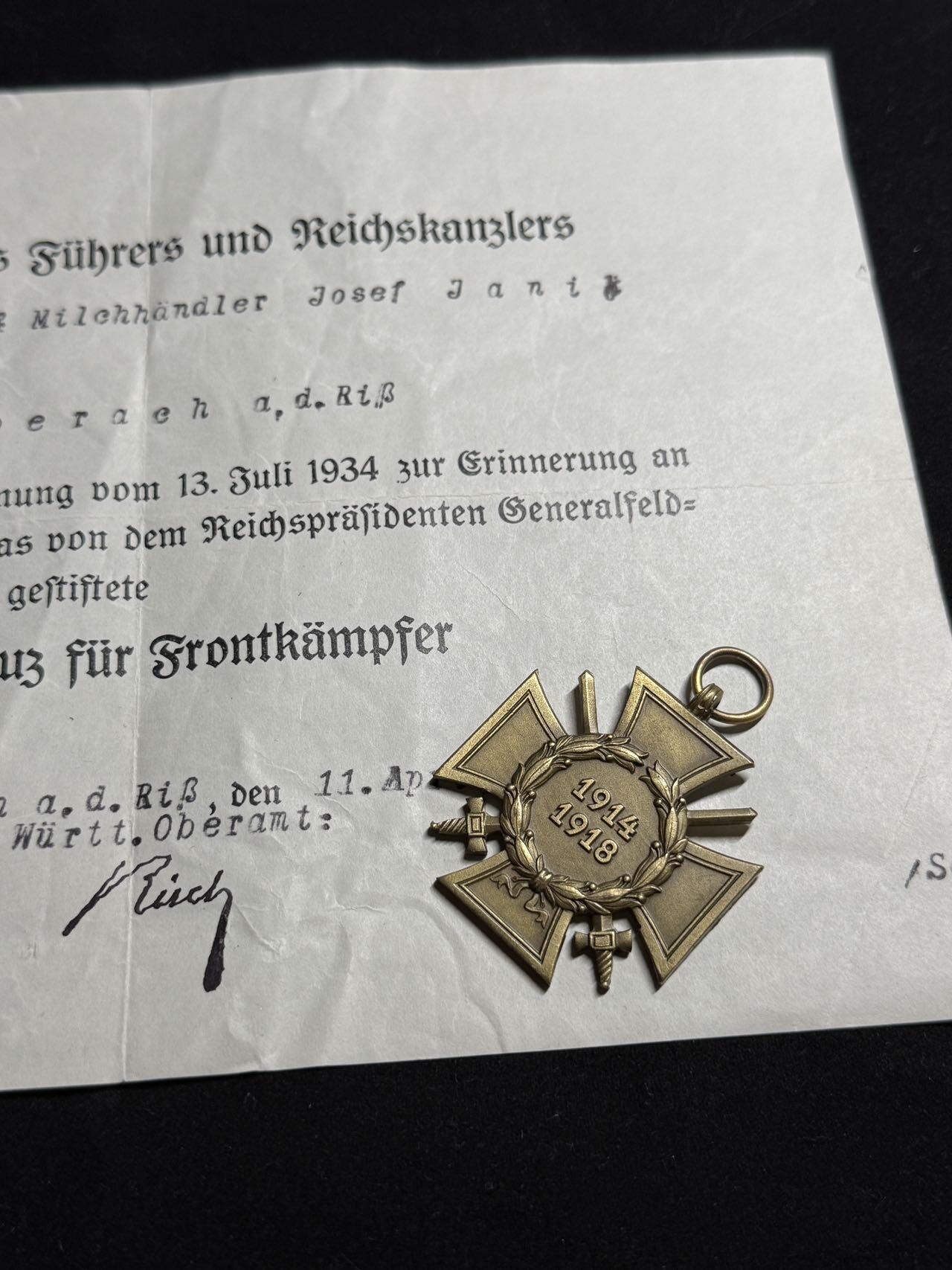 戎马世界章牌大赏第108期 德国兴登堡奖章，带证书，带剑版，右下角那枚疑似复刻