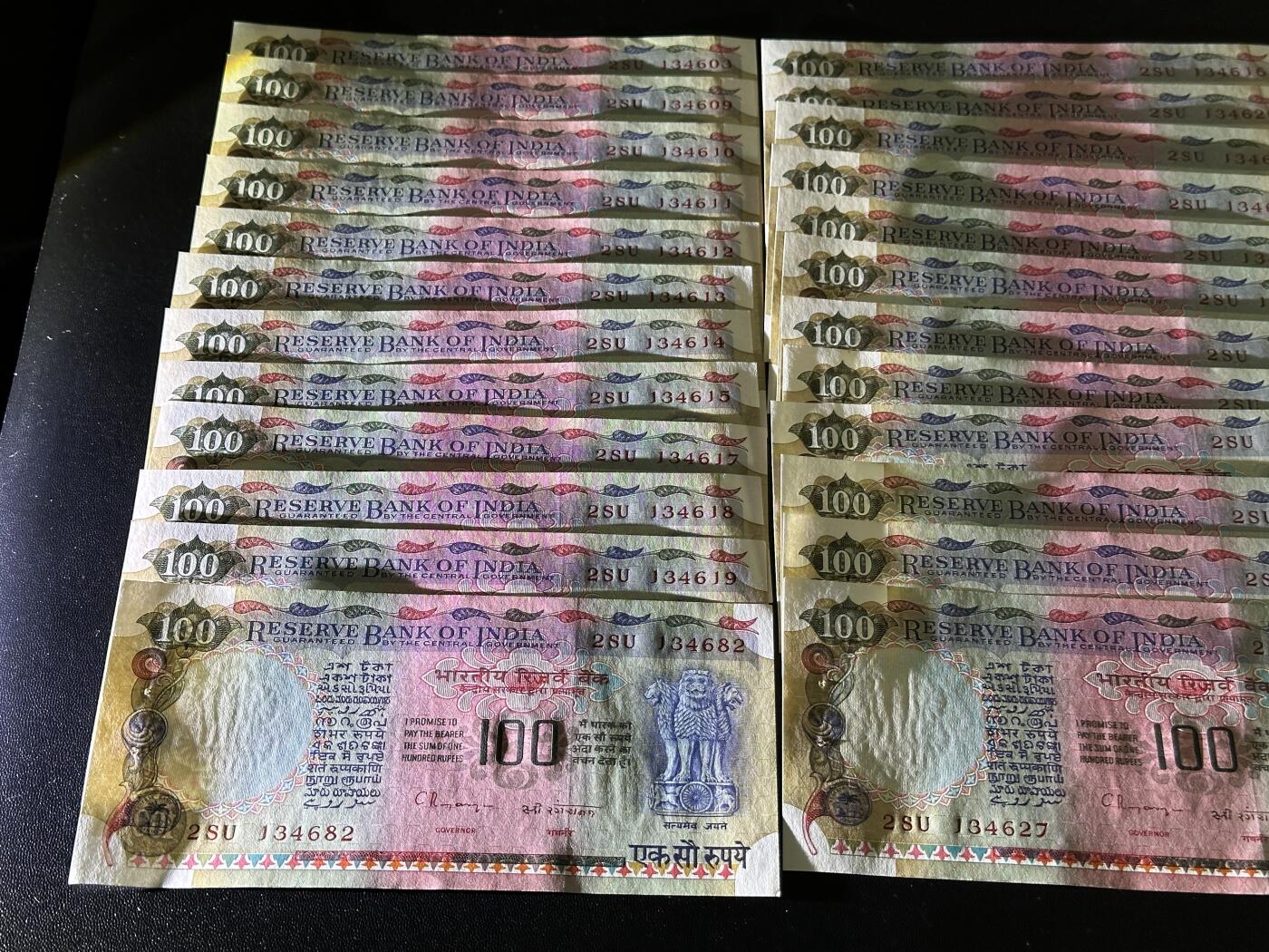 《外钞收藏家》第五百八十七期（精选场）（本平台长期征集拍品、欢迎藏友们联系合作） 印度200卢比 22张一起 部分连号 UNC-