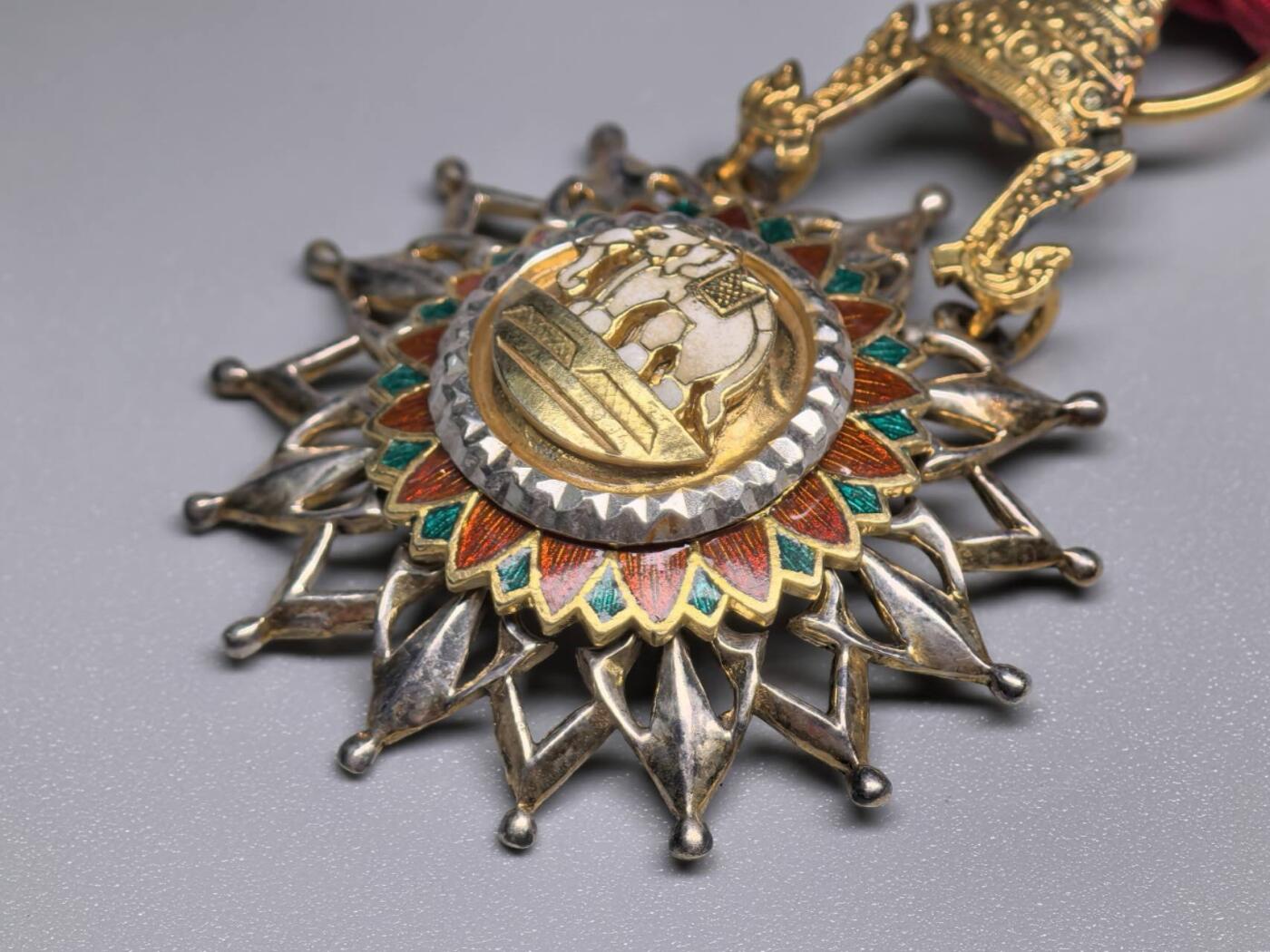 小驴勋章奖章收藏11月22日周六晚六点拍卖（珍爱和平，收藏战争，铭记历史，勿忘国耻，忠党爱国。有偿代拍，送拍规则在简介最后，参拍须阅读规则后再参拍，关系到运费包装发货时效真假辨别等关键信息，拍卖时不再发原图，看大图店主微信码在拍卖店铺介绍里） 泰国白象勋章带盒