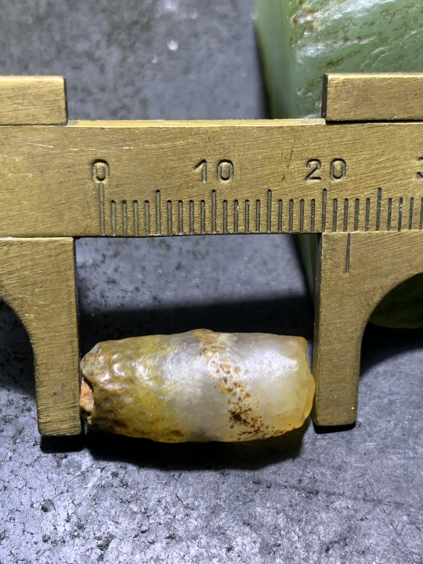 精美地表原皮阿拉善玛瑙糖心料管状筋脉石原石一颗，