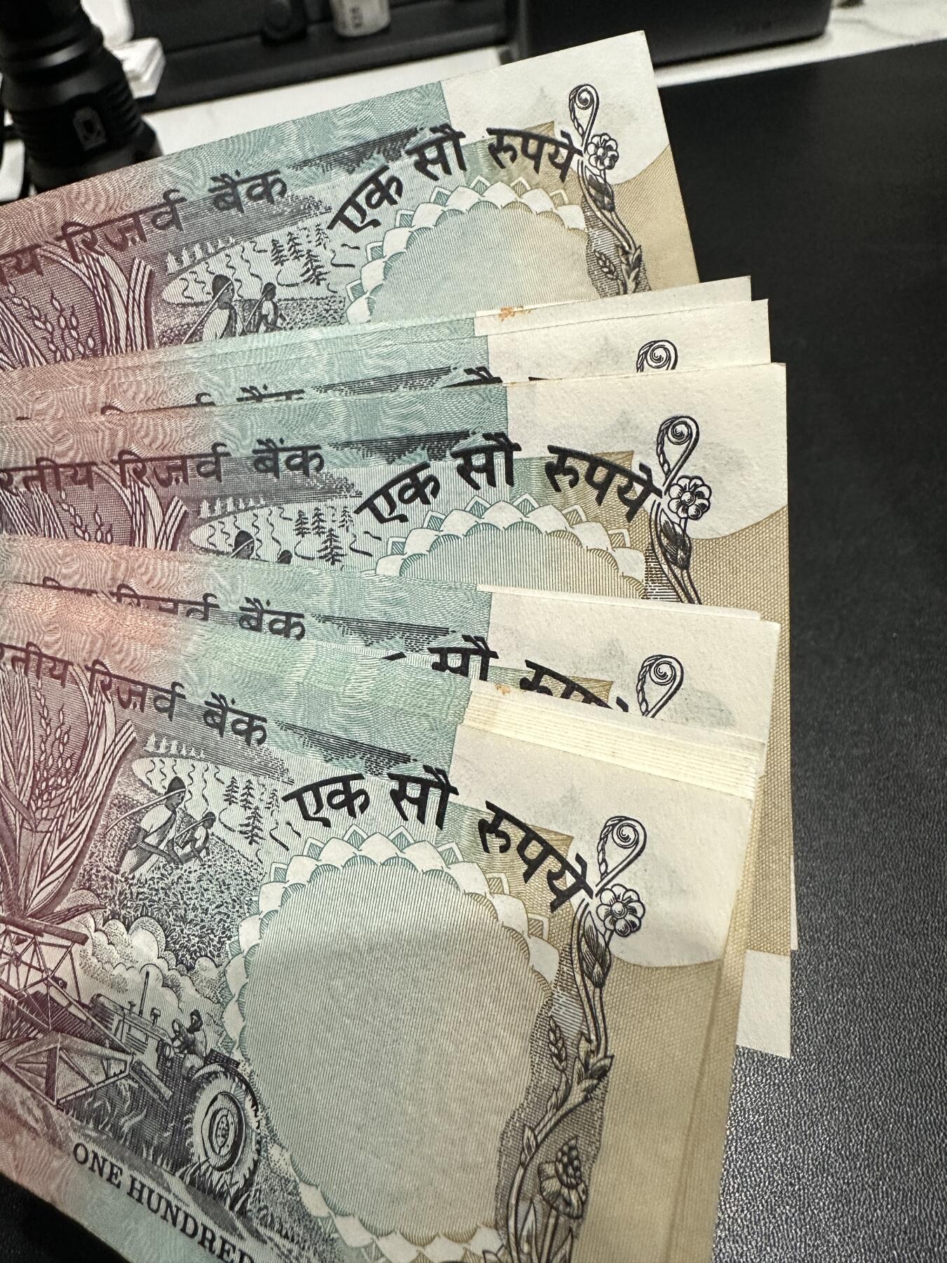 《外钞收藏家》第五百八十七期（精选场）（本平台长期征集拍品、欢迎藏友们联系合作） 印度200卢比 22张一起 部分连号 UNC-