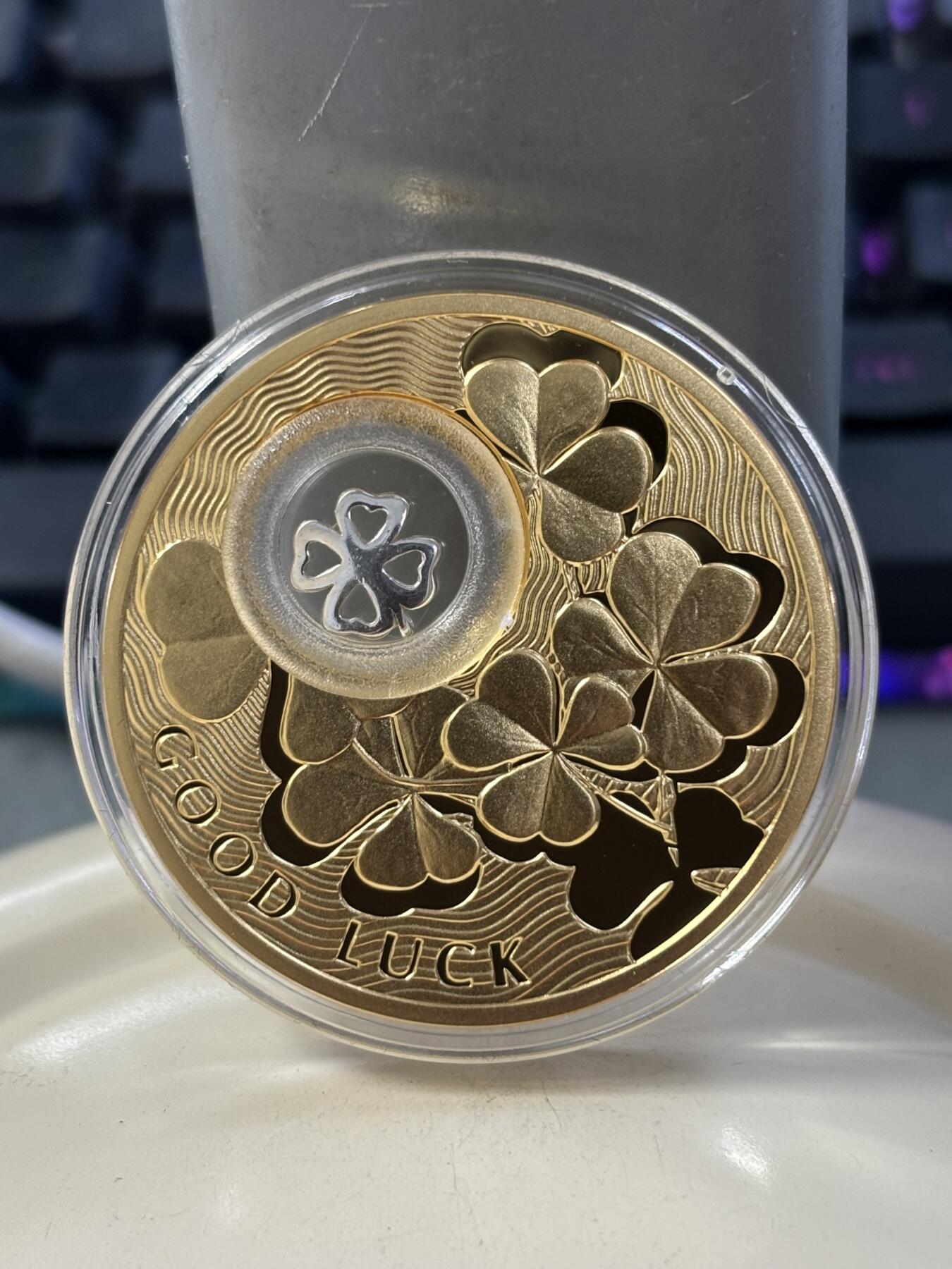 第182期拍卖 纽埃2013年幸运钱币系列镶嵌四叶草镂空镀金银币，925银，28.28克，发行22222枚