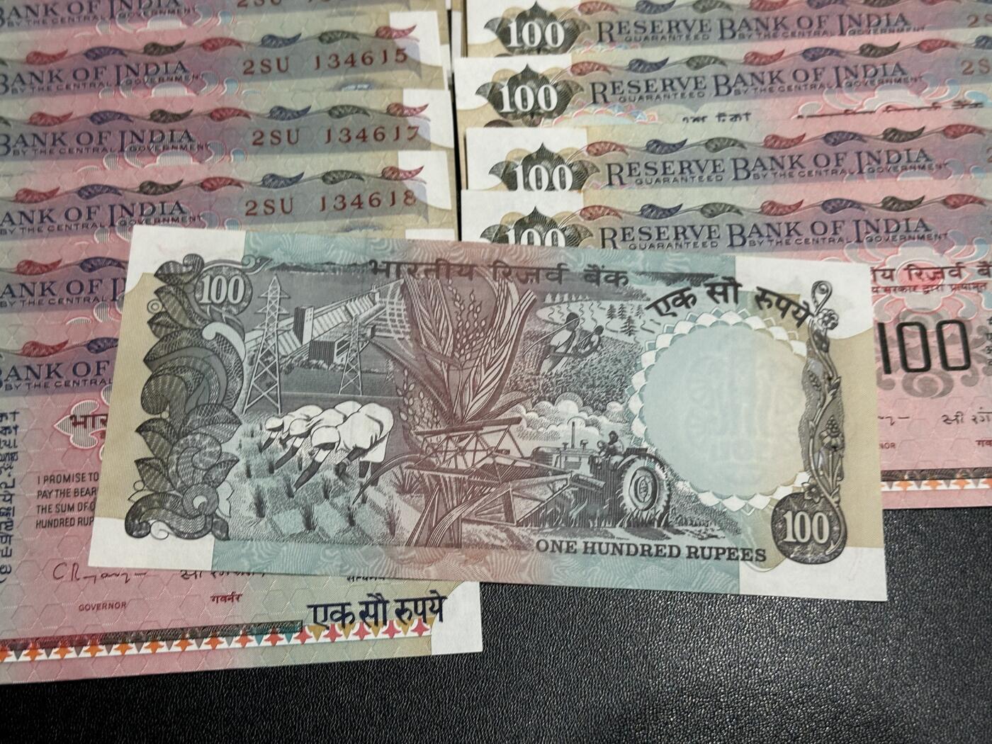 《外钞收藏家》第五百八十七期（精选场）（本平台长期征集拍品、欢迎藏友们联系合作） 印度200卢比 22张一起 部分连号 UNC-