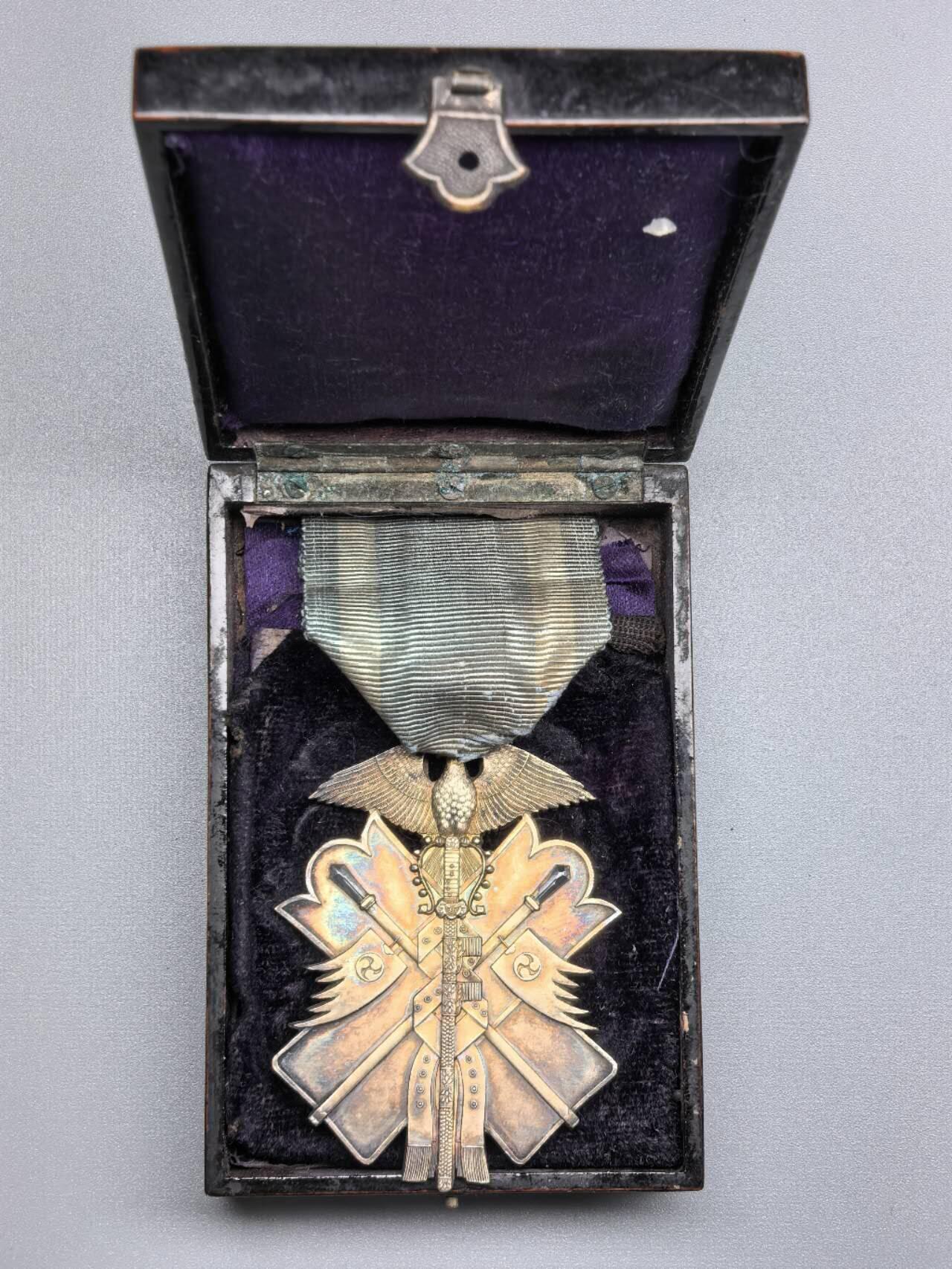 小驴勋章奖章收藏11月22日周六晚六点拍卖（珍爱和平，收藏战争，铭记历史，勿忘国耻，忠党爱国。有偿代拍，送拍规则在简介最后，参拍须阅读规则后再参拍，关系到运费包装发货时效真假辨别等关键信息，拍卖时不再发原图，看大图店主微信码在拍卖店铺介绍里） 六级金鵄带盒，银镀金，盒内衬塌陷