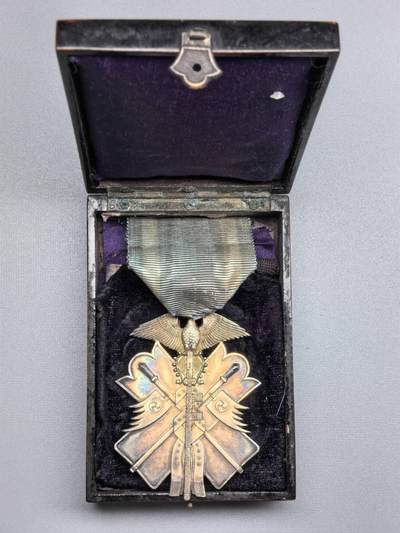 小驴勋章奖章收藏11月22日周六晚六点拍卖（珍爱和平，收藏战争，铭记历史，勿忘国耻，忠党爱国。有偿代拍，送拍规则在简介最后，参拍须阅读规则后再参拍，关系到运费包装发货时效真假辨别等关键信息，拍卖时不再发原图，看大图店主微信码在拍卖店铺介绍里） - 六级金鵄带盒，银镀金，盒内衬塌陷