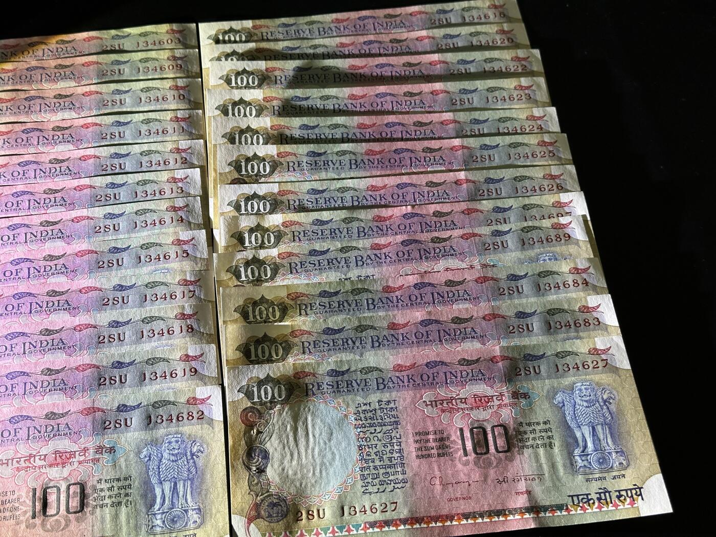 《外钞收藏家》第五百八十七期（精选场）（本平台长期征集拍品、欢迎藏友们联系合作） 印度200卢比 22张一起 部分连号 UNC-