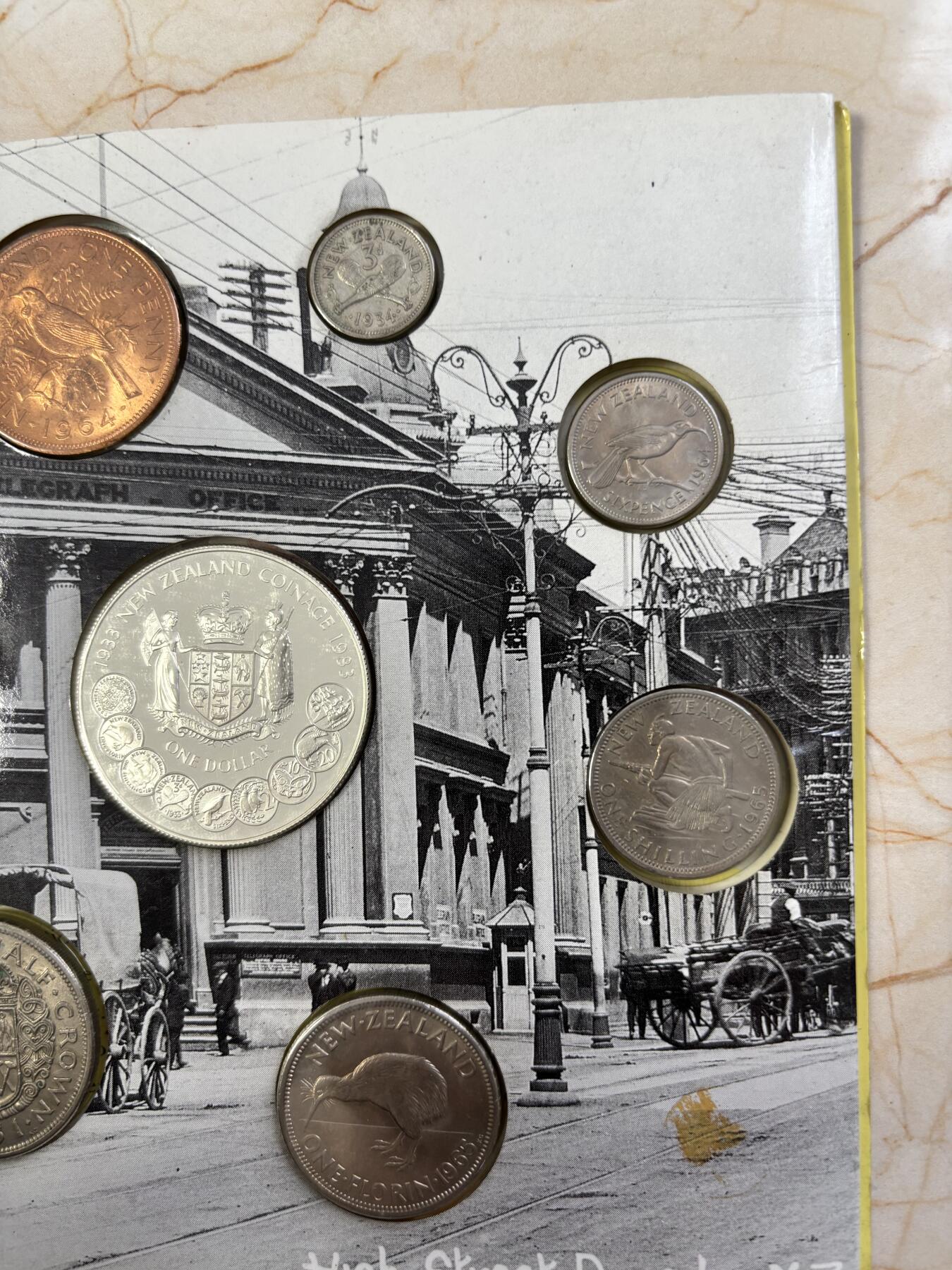 第182期拍卖 册装新西兰 1934-1983年 8枚精装套币 含3枚纪念银币，大银币含银925，重28.28克，1965年1先令的含500银，5.65克,1934年的含银500，1.41克