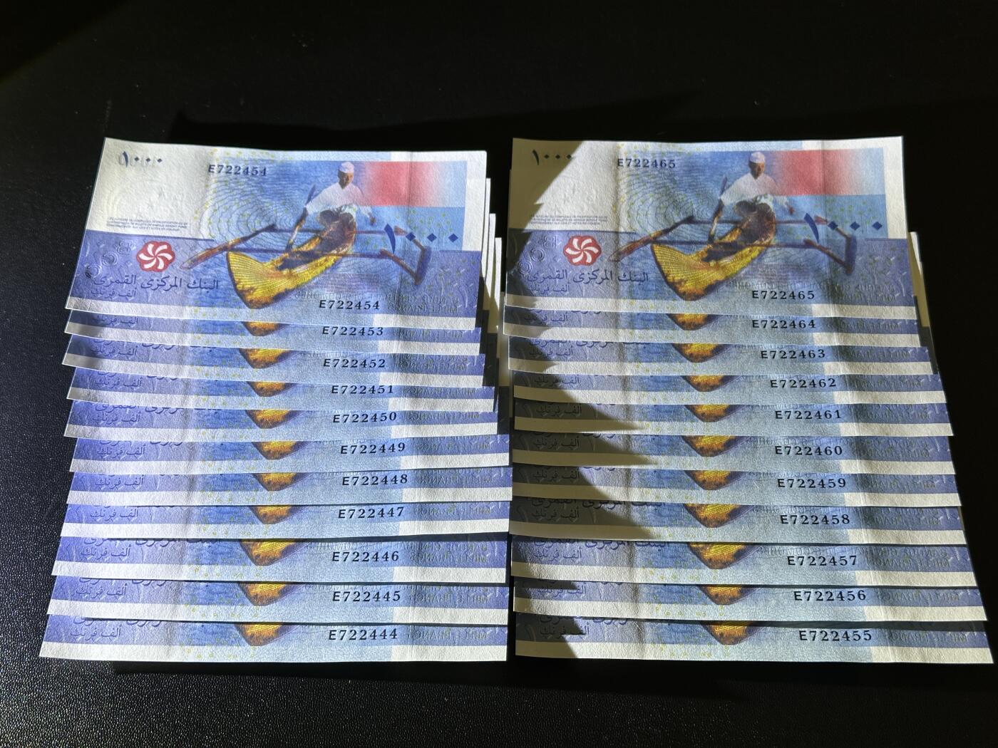 《外钞收藏家》第五百八十七期（精选场）（本平台长期征集拍品、欢迎藏友们联系合作） 2005年科摩罗1000法郎 22连号 全新UNC 尾444-455