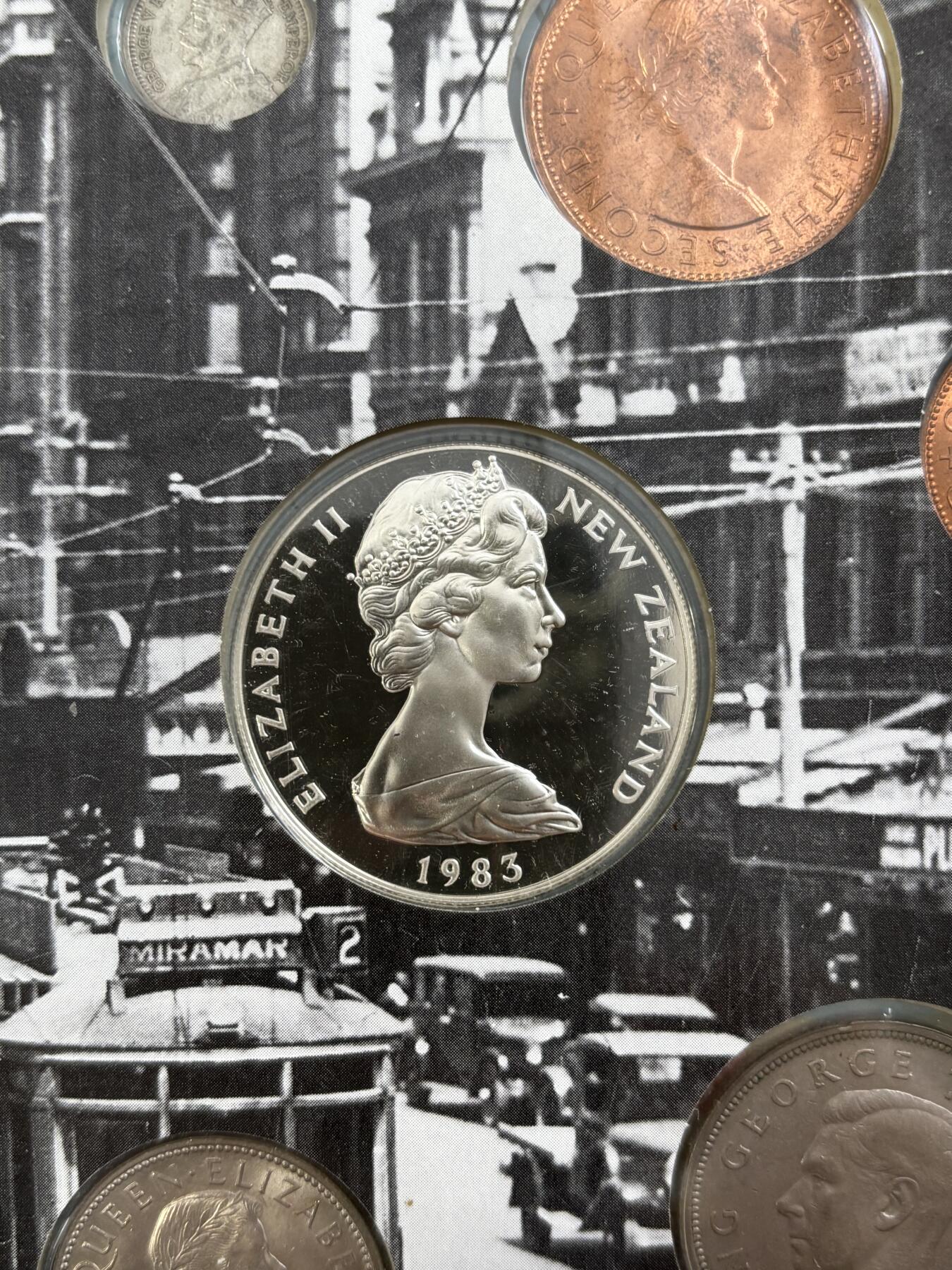 第182期拍卖 册装新西兰 1934-1983年 8枚精装套币 含3枚纪念银币，大银币含银925，重28.28克，1965年1先令的含500银，5.65克,1934年的含银500，1.41克