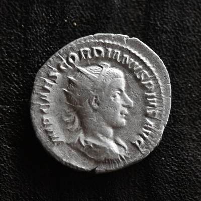 【良泉】第42期【自动场】12月4日晚19.30点开拍！99枚域外古代钱币专场  - 公元238-239年【古罗马】戈尔迪安三世，背英勇神，铭文VIRTVS AVG（英勇的奥古斯都）安敦尼银币，2.26克