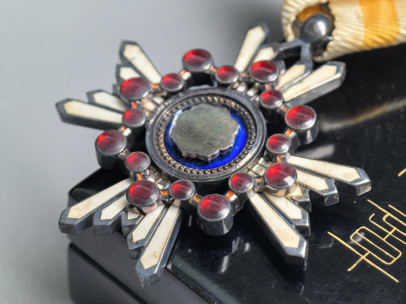 小驴勋章奖章收藏11月22日周六晚六点拍卖（珍爱和平，收藏战争，铭记历史，勿忘国耻，忠党爱国。有偿代拍，送拍规则在简介最后，参拍须阅读规则后再参拍，关系到运费包装发货时效真假辨别等关键信息，拍卖时不再发原图，看大图店主微信码在拍卖店铺介绍里）