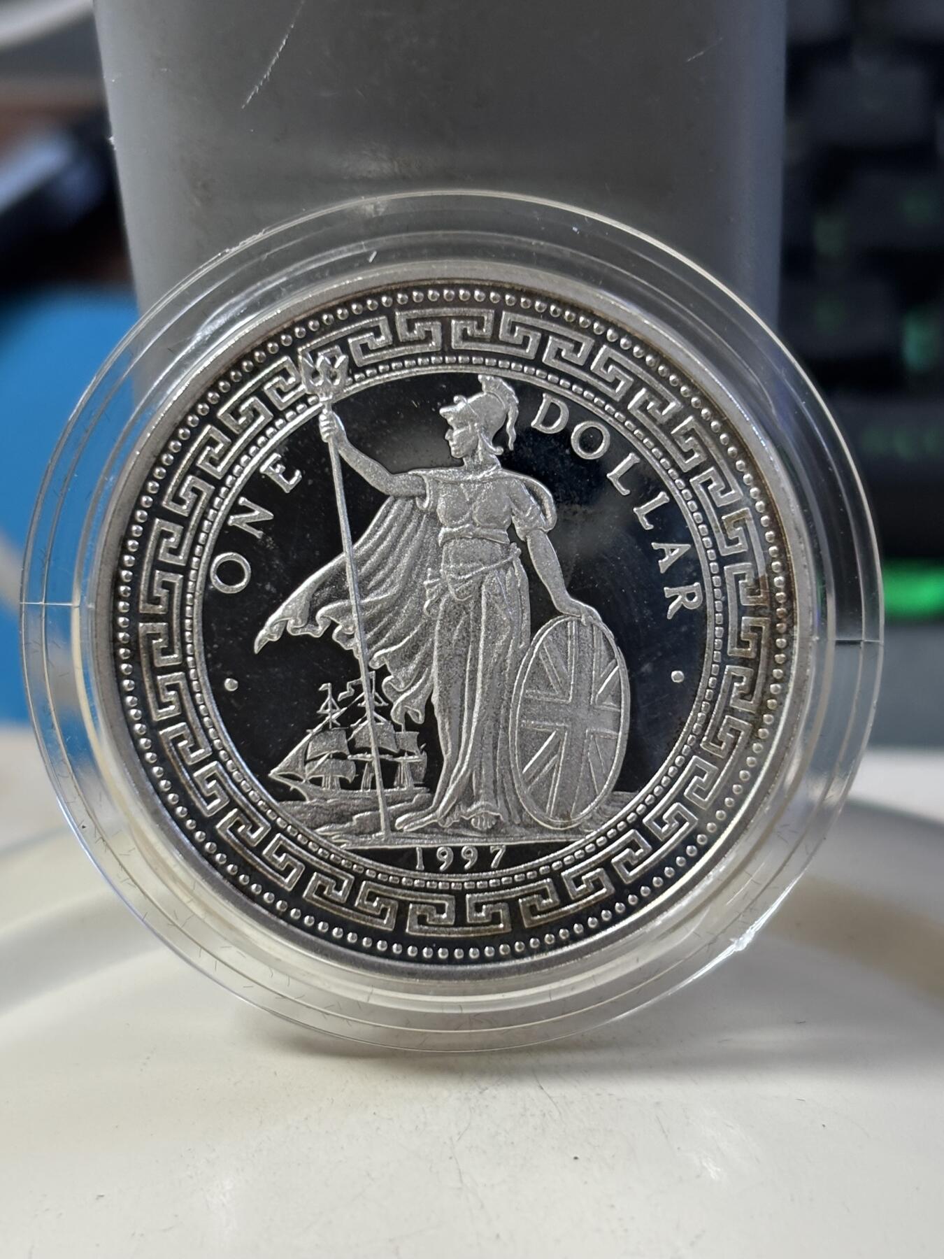 第182期拍卖 英国1997年香港回归彩色纪念银币，925银，28.1克，有氧化