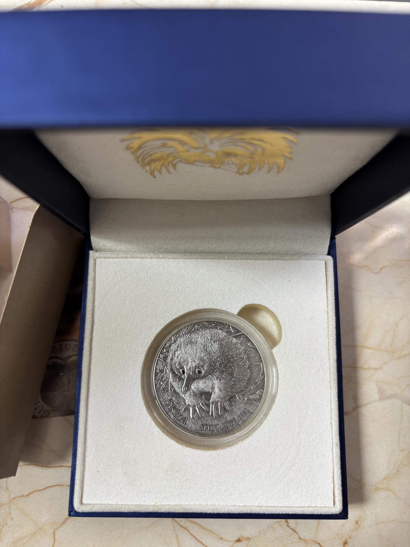 第182期拍卖 巴布亚新几内亚2012年动物针鼹食蚁兽镶黑钻石银币，999银，发行1000枚