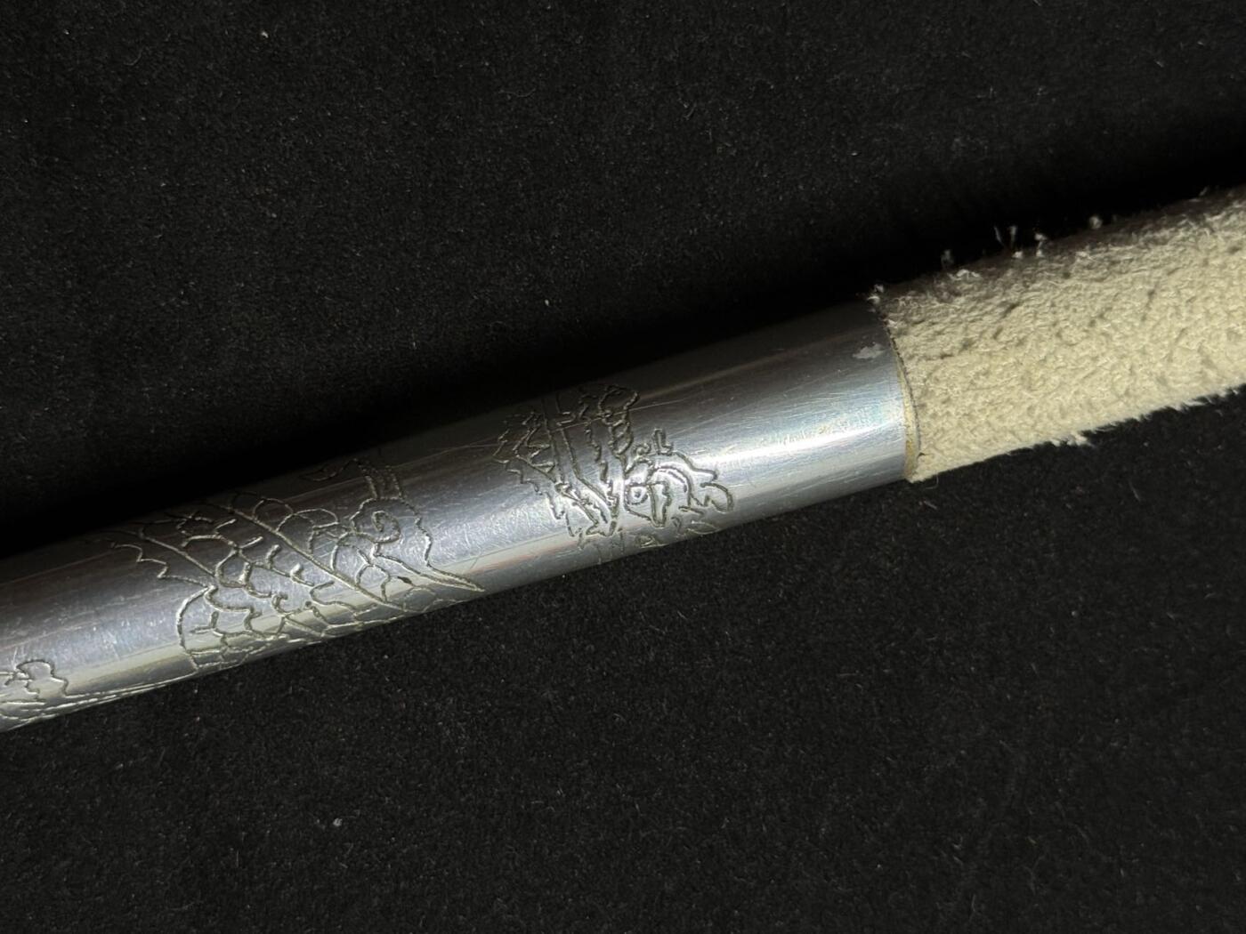 戎马世界章牌大赏第108期 韩国朴熙道大将赠予的军队指挥棒，该指挥棒由时任第26师团团长的朴熙道赠予第5师团团长白冠英，指挥棒顶端带有第26师团标志