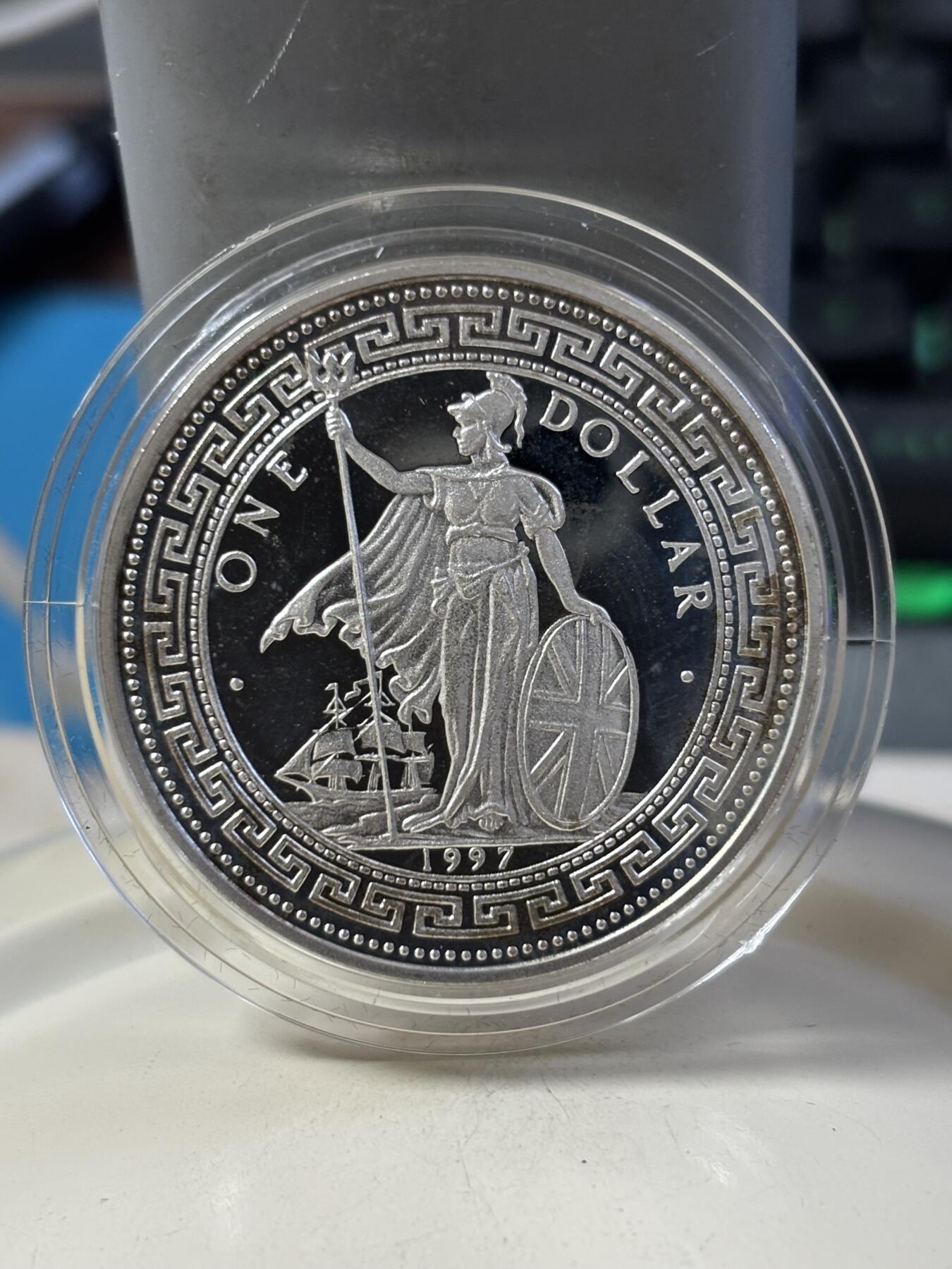 第182期拍卖 英国1997年香港回归彩色纪念银币，925银，28.1克，有氧化