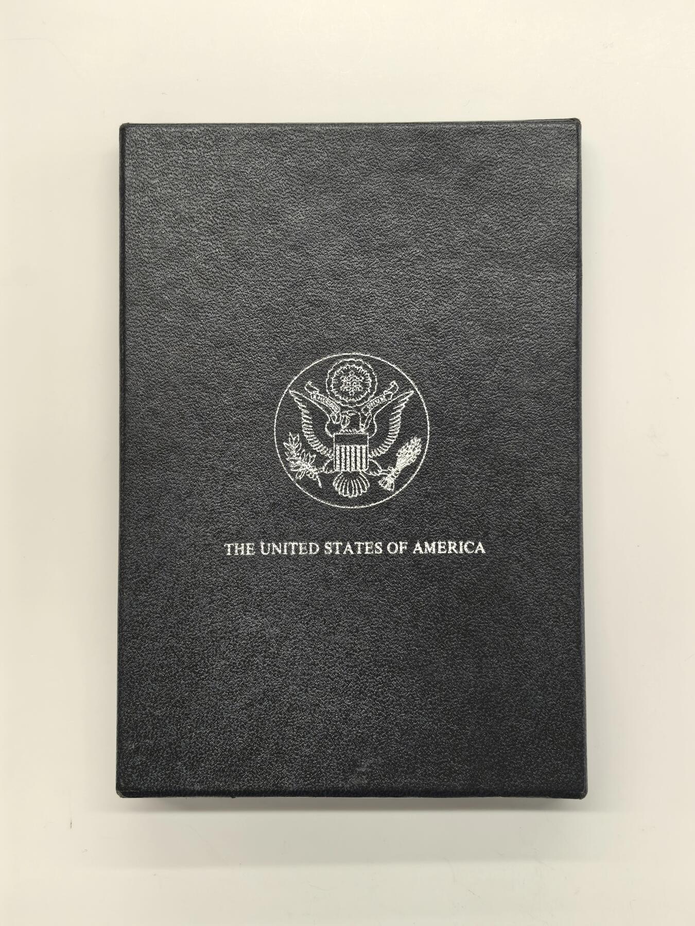 博洋堂藏家专场系列之美国钱币白金之夜专场暨第148期（全场包邮） 美国1883-CC GSA 摩根 正面有月牙形蓝彩包浆 64分的评级状态 证书和盒子齐全