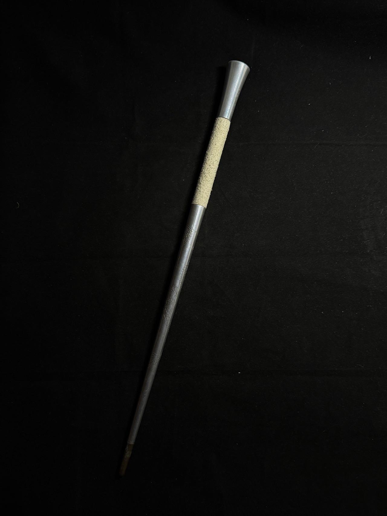 戎马世界章牌大赏第108期 韩国朴熙道大将赠予的军队指挥棒，该指挥棒由时任第26师团团长的朴熙道赠予第5师团团长白冠英，指挥棒顶端带有第26师团标志