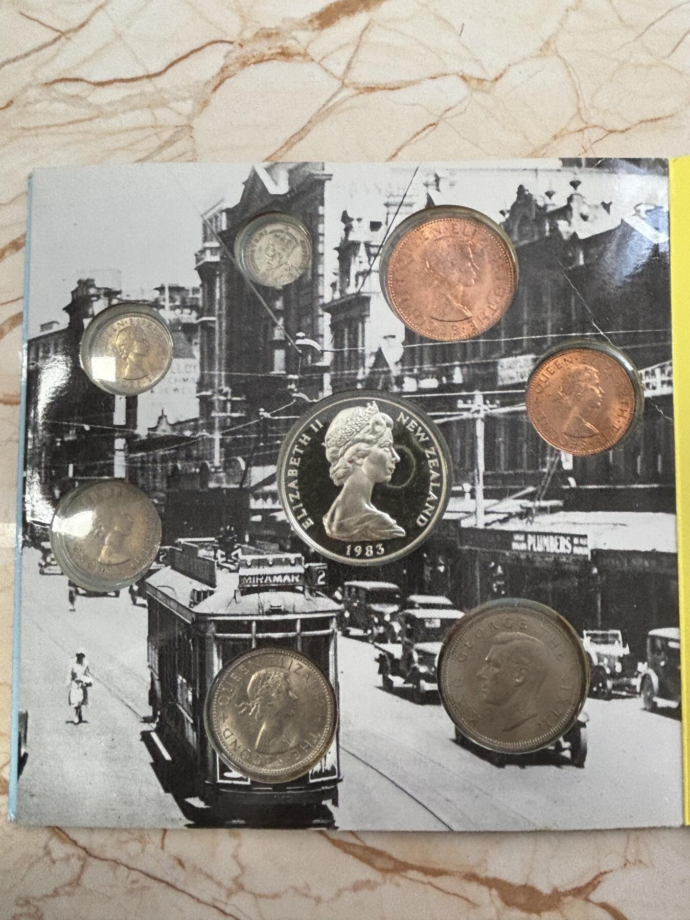 第182期拍卖 册装新西兰 1934-1983年 8枚精装套币 含3枚纪念银币，大银币含银925，重28.28克，1965年1先令的含500银，5.65克,1934年的含银500，1.41克