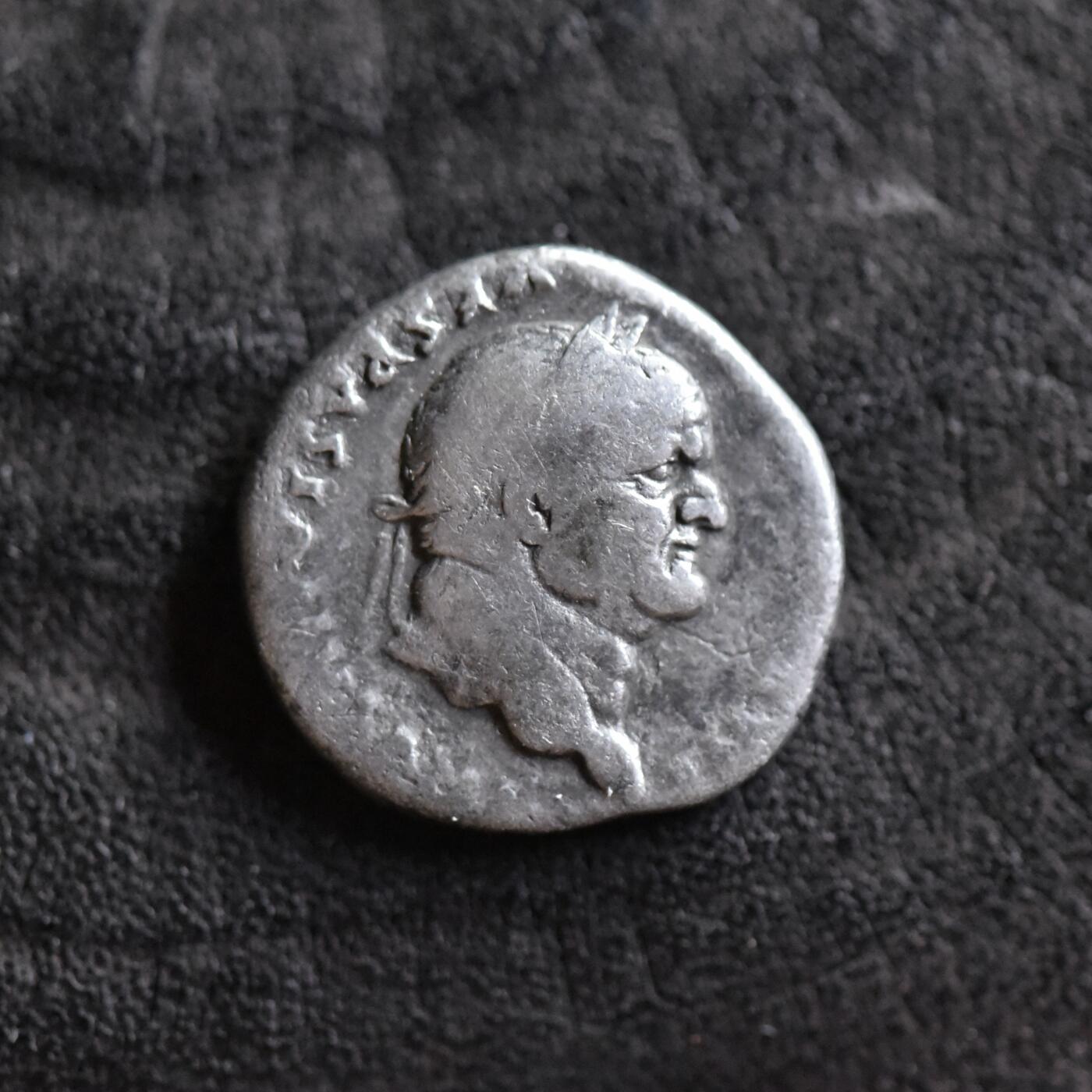 【良泉】第42期【自动场】12月4日晚19.30点开拍！99枚域外古代钱币专场  公元77-78 年【古罗马】 弗拉维王朝第一位皇帝——韦帕芗（正面铭文从右下角逆时针反写）战神玛尔斯扛战利品盔甲架，第纳尔银币，3.05克