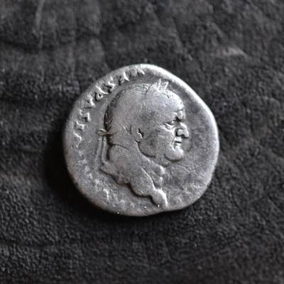 【良泉】第42期【自动场】12月4日晚19.30点开拍！99枚域外古代钱币专场  - 公元77-78 年【古罗马】 弗拉维王朝第一位皇帝——韦帕芗（正面铭文从右下角逆时针反写）战神玛尔斯扛战利品盔甲架，第纳尔银币，3.05克