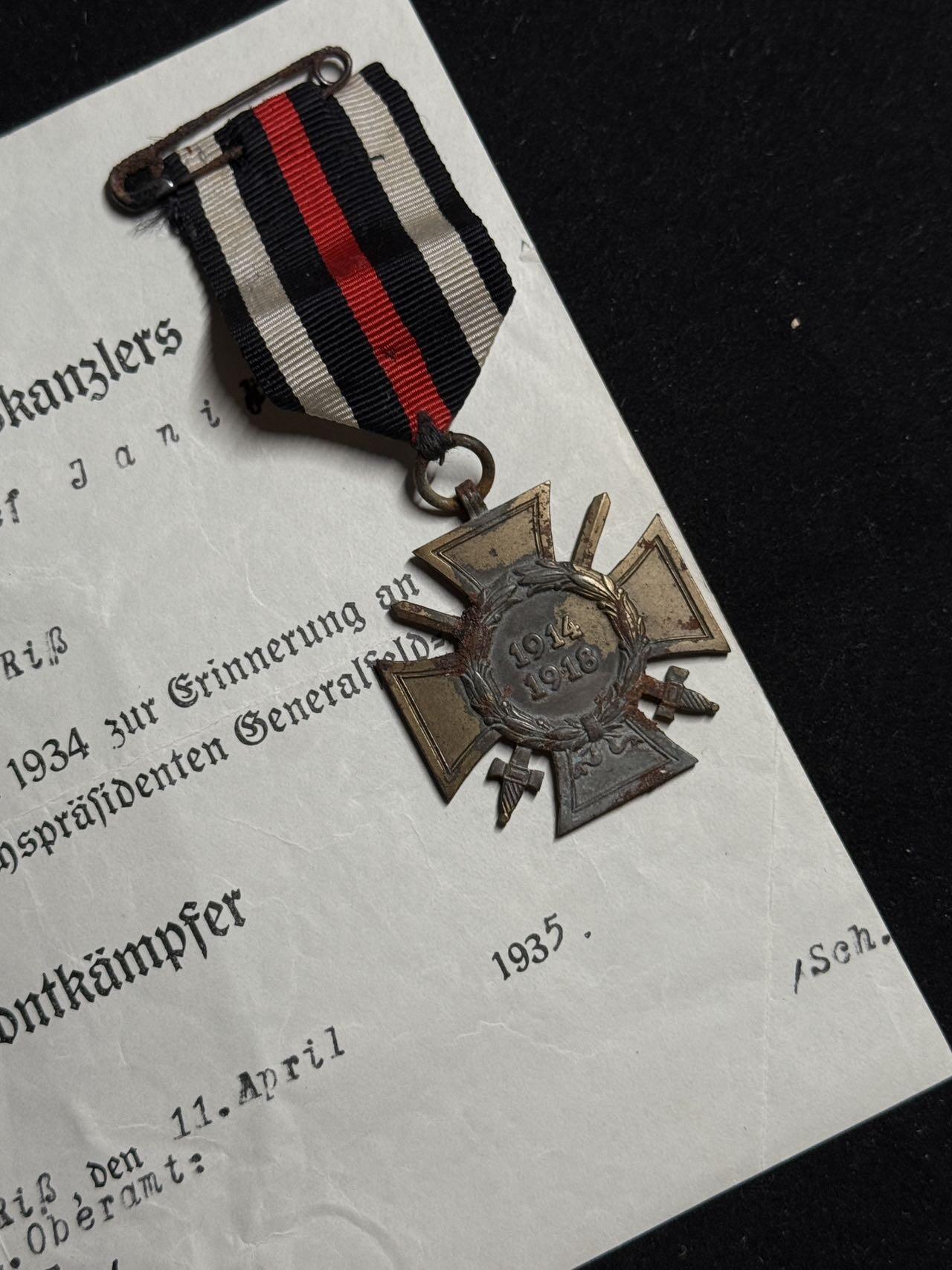 戎马世界章牌大赏第108期 德国兴登堡奖章，带证书，带剑版，右下角那枚疑似复刻