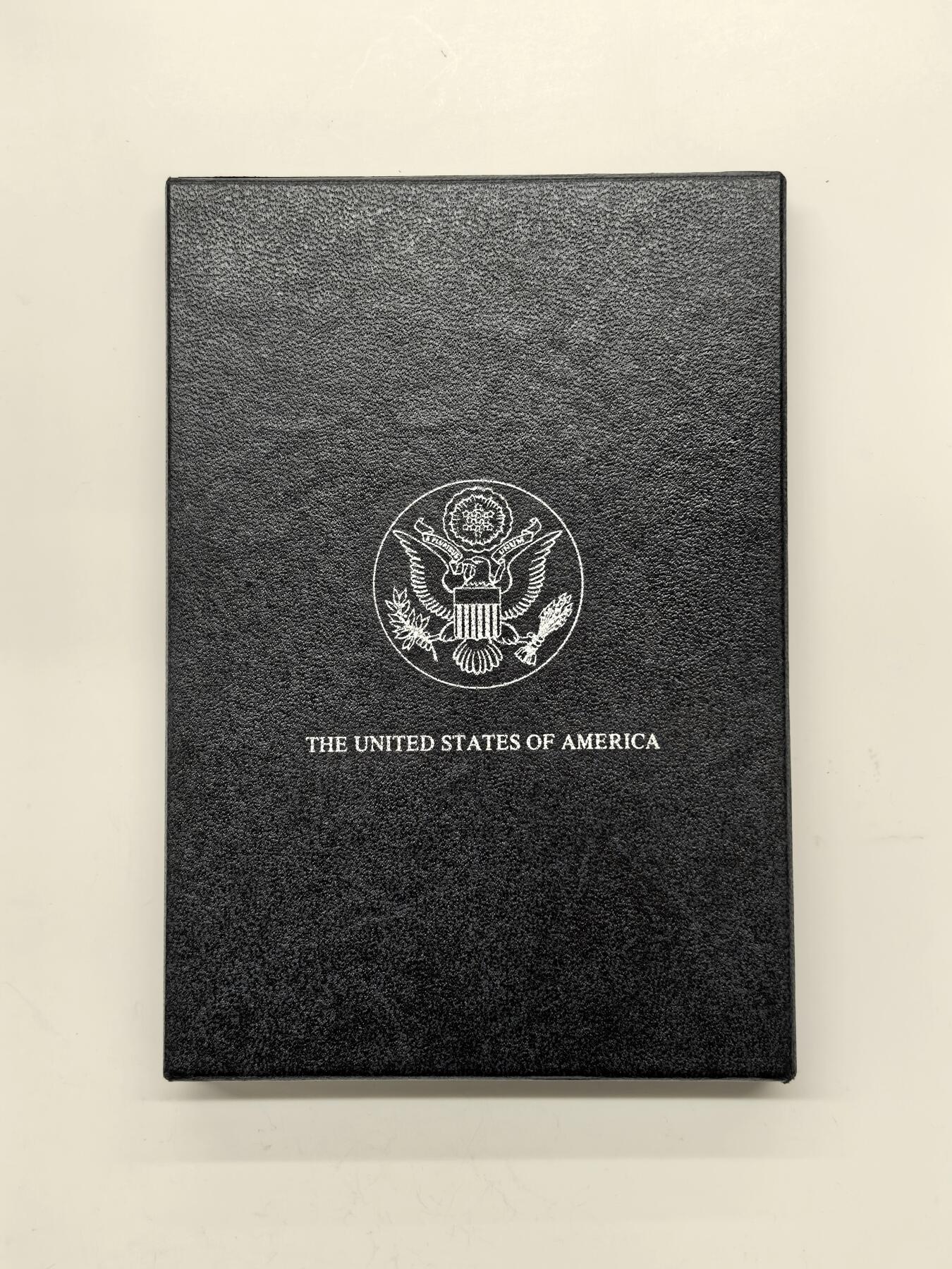 博洋堂藏家专场系列之美国钱币白金之夜专场暨第148期（全场包邮） NGC MS63 美国1882 CC 摩根 卡森厂 GSA大封装 附原盒及证书 人像面覆盖金黄色包浆 高分难得 十字转光