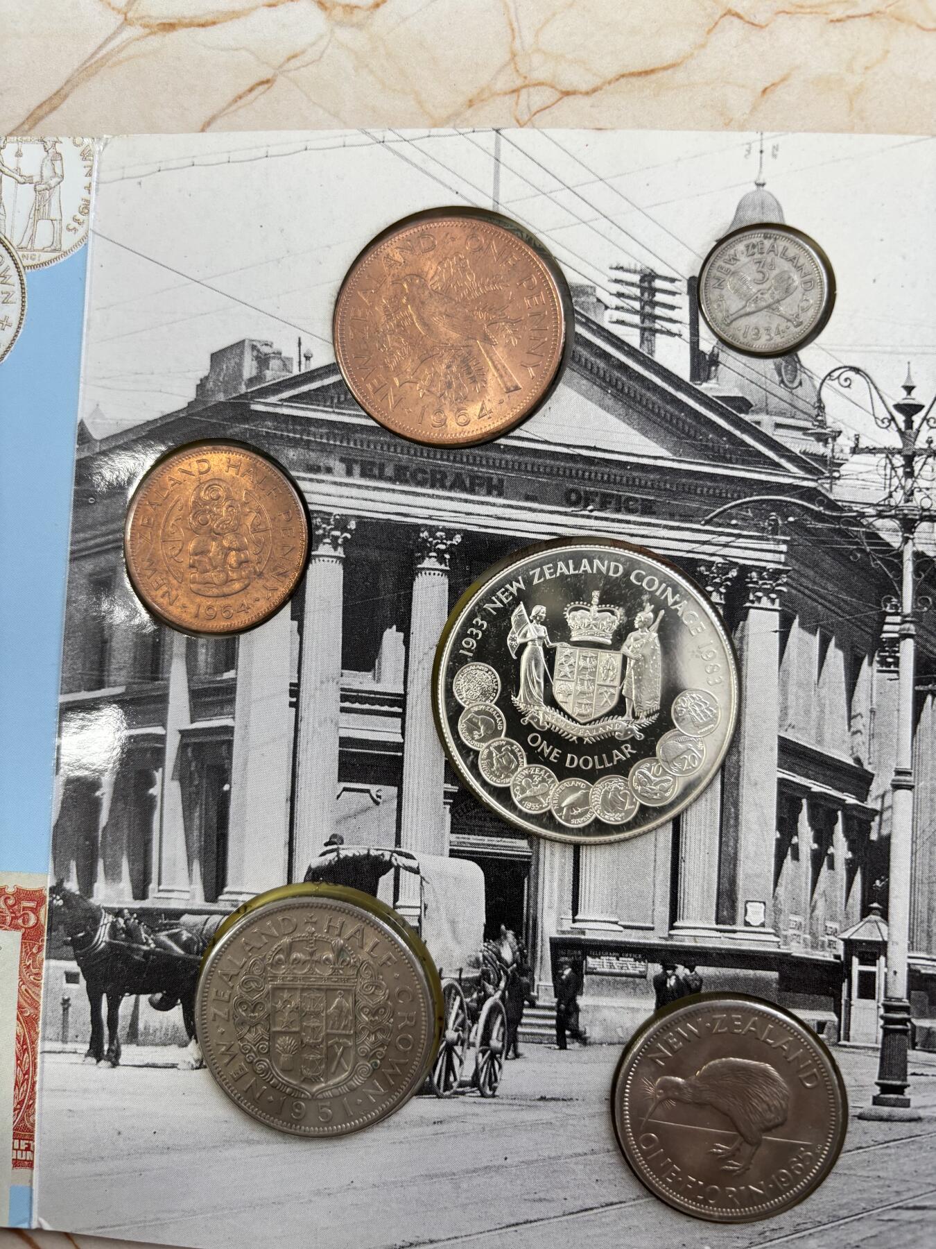 第182期拍卖 册装新西兰 1934-1983年 8枚精装套币 含3枚纪念银币，大银币含银925，重28.28克，1965年1先令的含500银，5.65克,1934年的含银500，1.41克