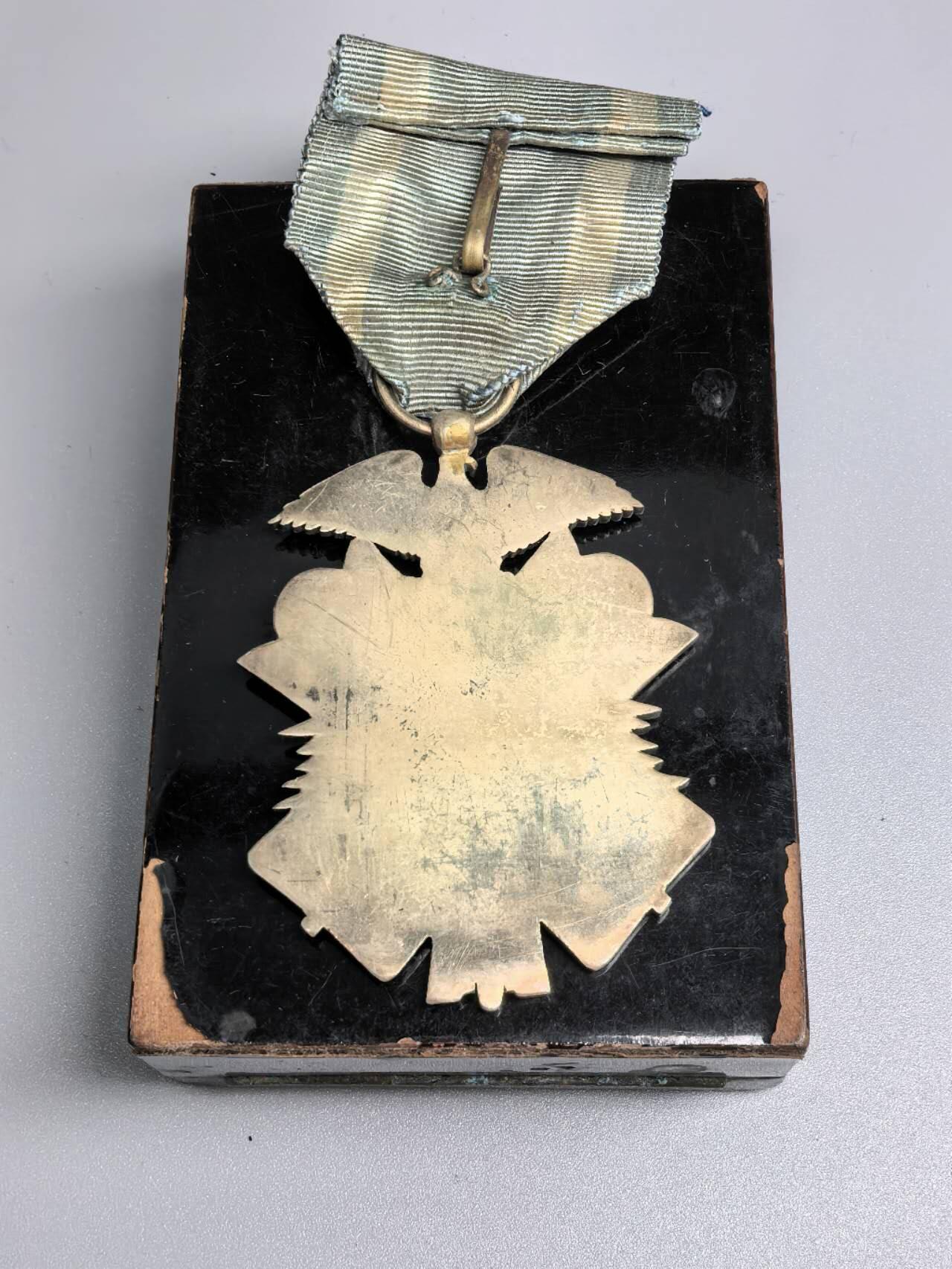 小驴勋章奖章收藏11月22日周六晚六点拍卖（珍爱和平，收藏战争，铭记历史，勿忘国耻，忠党爱国。有偿代拍，送拍规则在简介最后，参拍须阅读规则后再参拍，关系到运费包装发货时效真假辨别等关键信息，拍卖时不再发原图，看大图店主微信码在拍卖店铺介绍里） 六级金鵄带盒，银镀金，盒内衬塌陷