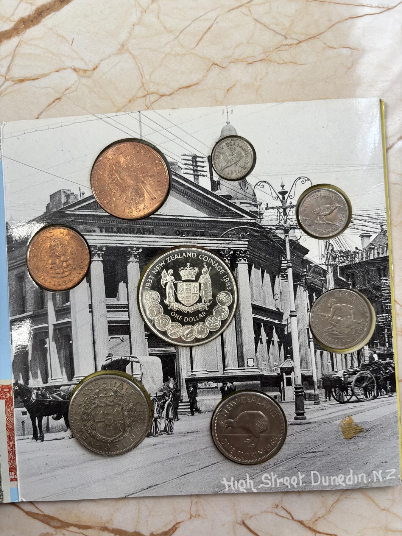 第182期拍卖 册装新西兰 1934-1983年 8枚精装套币 含3枚纪念银币，大银币含银925，重28.28克，1965年1先令的含500银，5.65克,1934年的含银500，1.41克