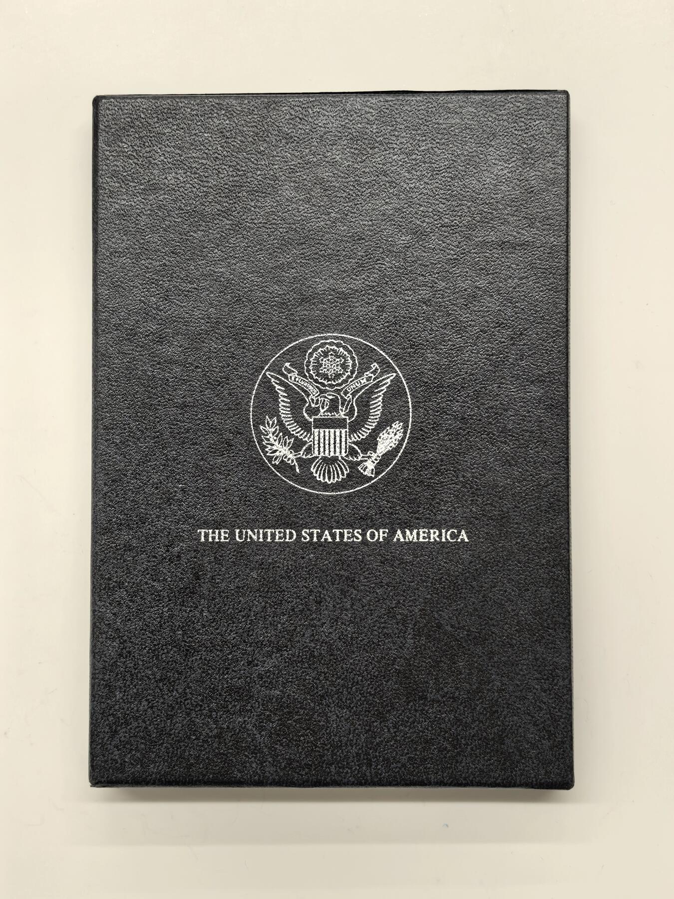 博洋堂藏家专场系列之美国钱币白金之夜专场暨第148期（全场包邮） NGC MS64 美国1883 CC 摩根 卡森厂 GSA大封装 附原盒及证书 人像面月牙形彩虹包浆 高分难得 十字转光