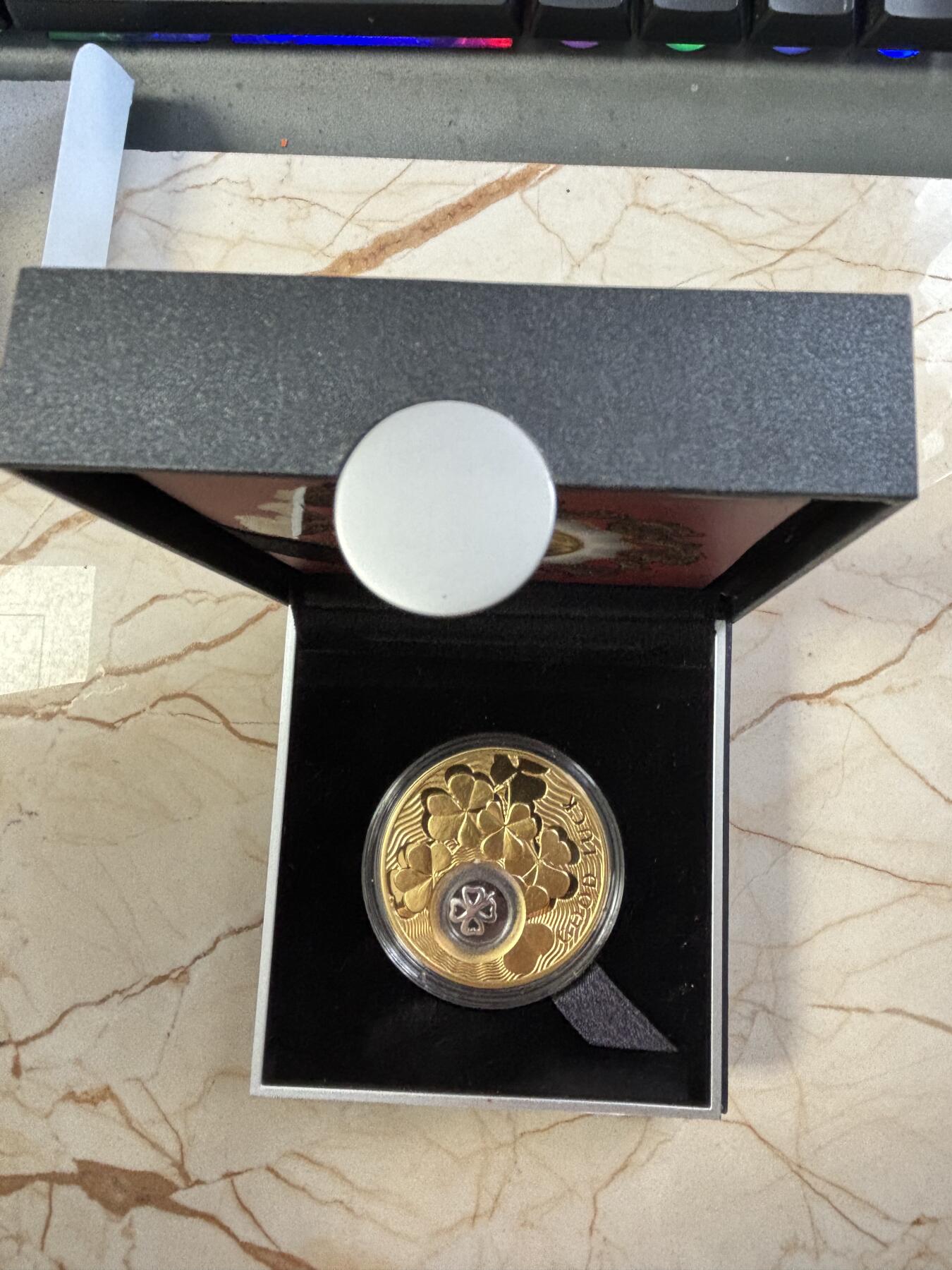 第182期拍卖 纽埃2013年幸运钱币系列镶嵌四叶草镂空镀金银币，925银，28.28克，发行22222枚