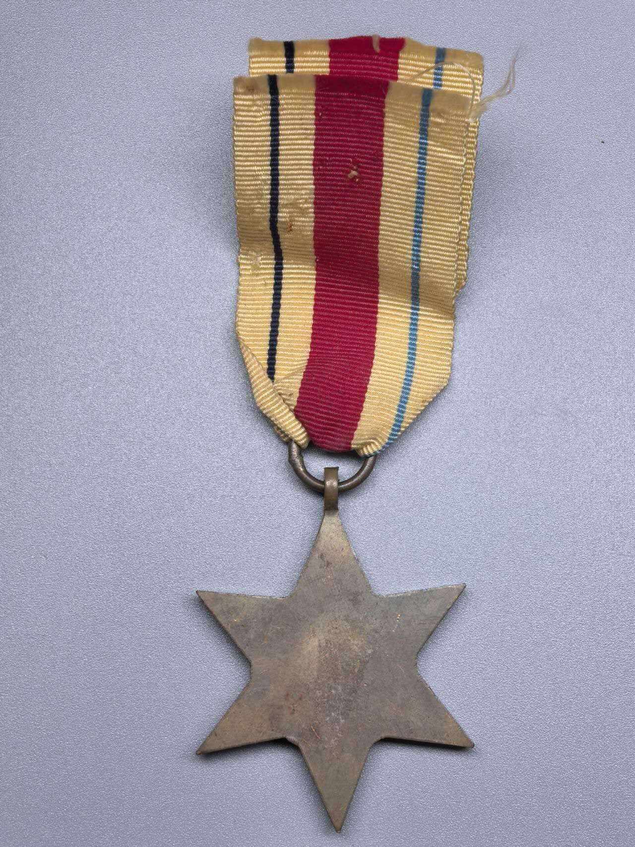 小驴勋章奖章收藏11月22日周六晚六点拍卖（珍爱和平，收藏战争，铭记历史，勿忘国耻，忠党爱国。有偿代拍，送拍规则在简介最后，参拍须阅读规则后再参拍，关系到运费包装发货时效真假辨别等关键信息，拍卖时不再发原图，看大图店主微信码在拍卖店铺介绍里） 英国二战非洲之星奖章