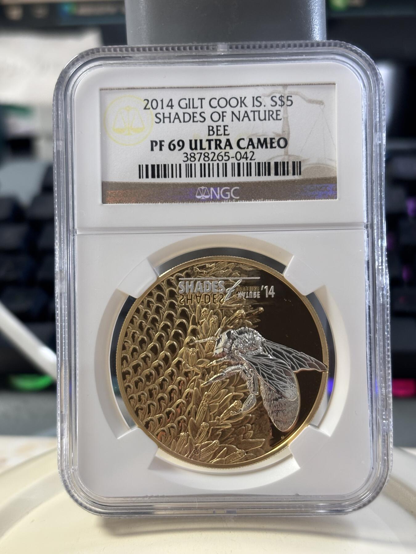 第182期拍卖 库克2014年系列龙头自然之影蜜蜂激光三维微雕精制镀金纪念银币NGC-PF69，25克，925银